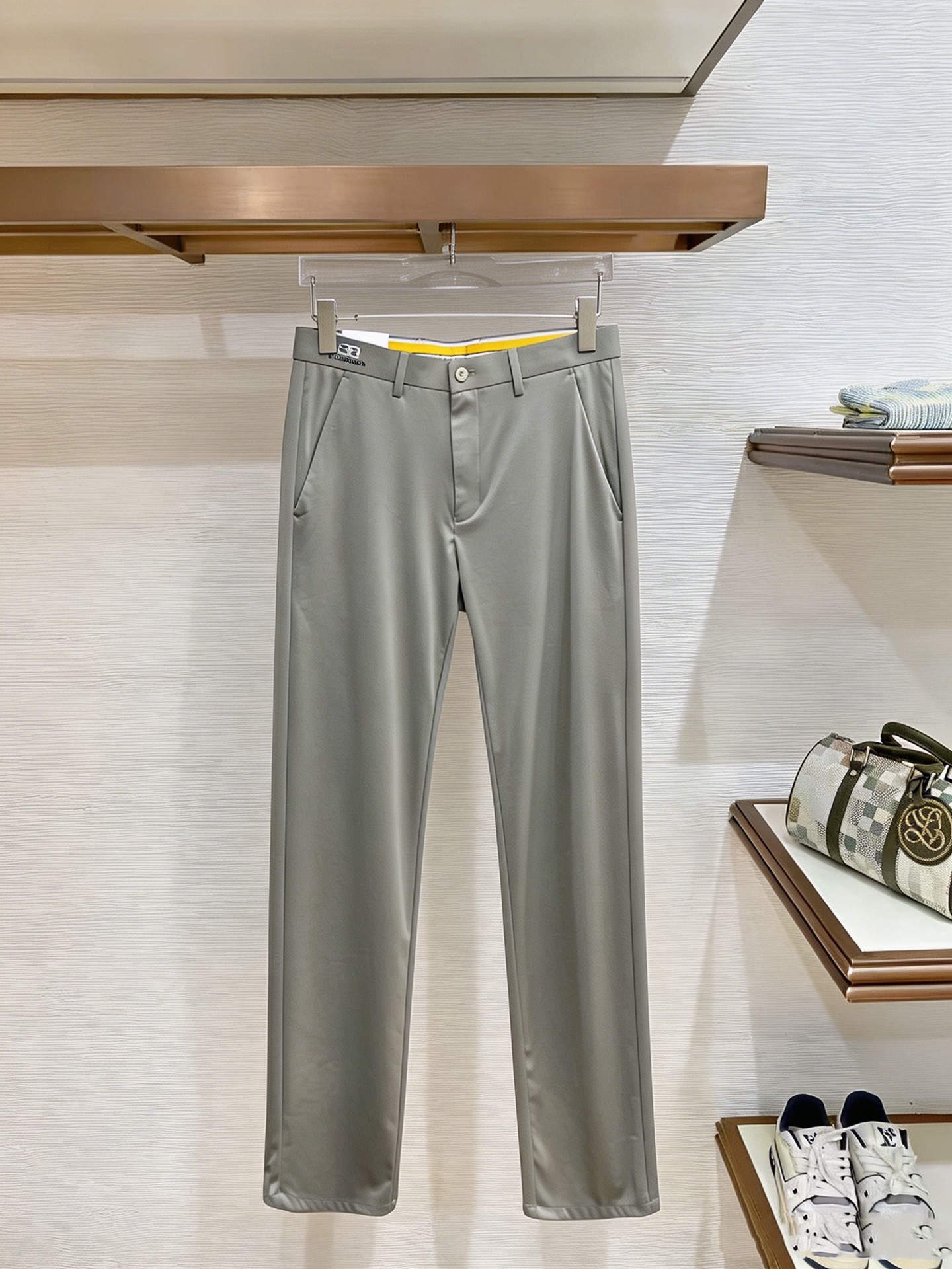 NO:914208,Balenciaga casual pants and trousers 2026SS autumn and winter new style, special fabric for advanced custom pants, customized original hardware, heavy craftsmanship, fine lathe wiring, customized fabrics, soft and comfortable, significant texture, exquisite accessories, great upper body effect, complete three standards, standard size 29-38, no 35,, balenciaga,19860909巴黎世家 休闲裤 西裤2026SS秋冬新款 高级定制裤子专用面料 定制原版五金 重工工艺打造 车工走线精细 定制面料 柔软舒适 质感显著 辅料精美 上身效果超赞 三标齐全 标准尺码29-38,无35,,balenciaga,,Men's clothing
