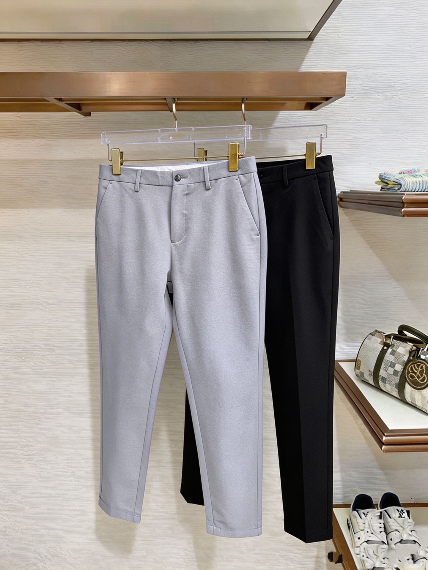 NO:927506,Loewe casual pants, trousers 2025SS autumn and winter new style, special fabric for advanced custom pants, customized original hardware, heavy craftsmanship, fine lathe routing, customized fabric, soft and comfortable, significant texture, exquisite accessories, great upper body effect, complete three standards, standard size 29-38, no 35,,loewe,19860909罗意威 休闲裤 西裤2025SS秋冬新款 高级定制裤子专用面料 定制原版五金 重工工艺打造 车工走线精细 定制面料 柔软舒适 质感显著 辅料精美 上身效果超赞 三标齐全 标准尺码29-38,无35,,loewe,,Men's clothing