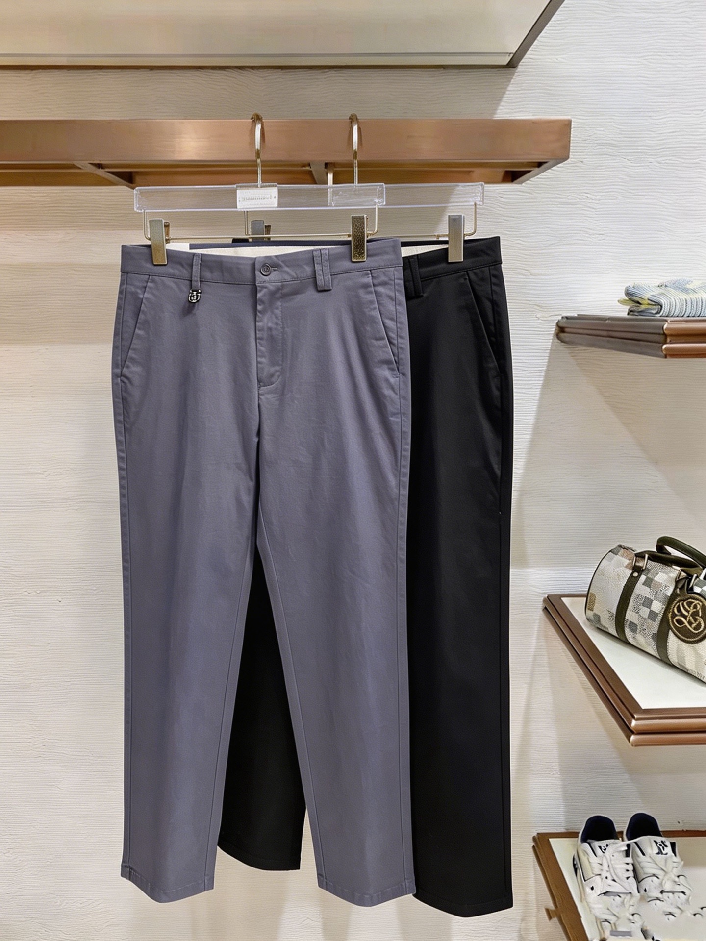 NO:927515,GUCCI Gucci casual pants and trousers 2025SS autumn and winter new style, special fabric for advanced custom pants, customized original hardware, heavy craftsmanship, fine turning and routing, customized fabric, soft and comfortable, significant texture, exquisite accessories, great upper body effect, complete three standards, standard size 29-38, no 35,,gucci,19860909GUCCI 古奇 休闲裤 西裤2025SS秋冬新款 高级定制裤子专用面料 定制原版五金 重工工艺打造 车工走线精细 定制面料 柔软舒适 质感显著 辅料精美 上身效果超赞 三标齐全 标准尺码29-38,无35,,gucci,,Men's clothing