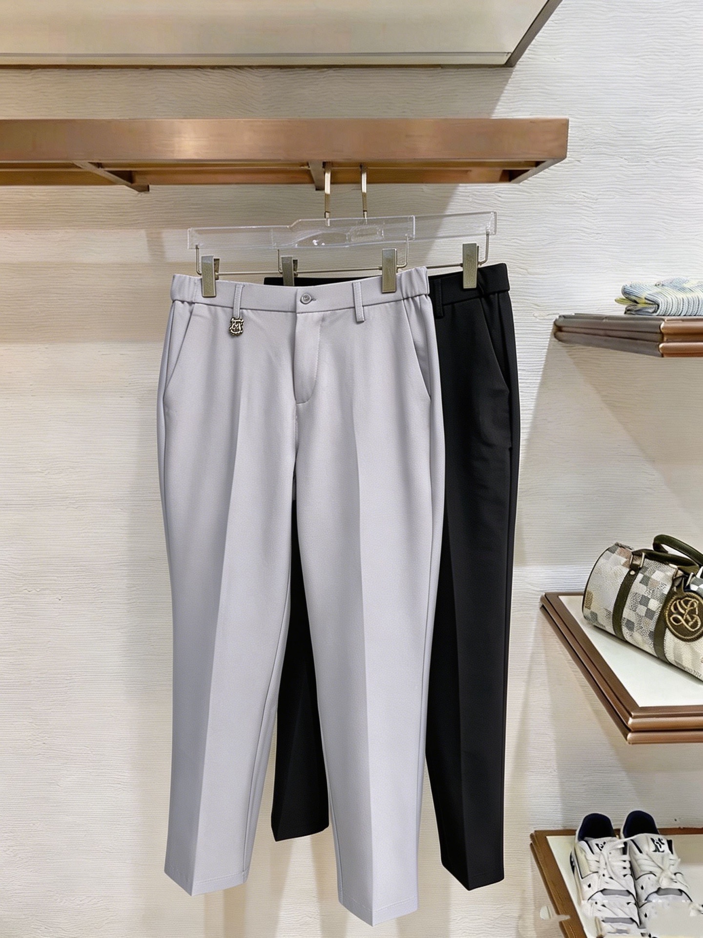 NO:927533,LP Casual Pants, Western Pants 2025SS Autumn and Winter New Style, Special Fabric for Advanced Customized Pants, Customized Original Hardware, Heavy Craftsmanship, Fine Lathe Lines, Customized Fabric, Soft and Comfortable, Remarkable Texture, Exquisite Accessories, Excellent Upper Body Effect, Complete Three Standards, Standard Sizes 29-38, No 35,, loro piana,19860909LP 休闲裤 西裤2025SS秋冬新款 高级定制裤子专用面料 定制原版五金 重工工艺打造 车工走线精细 定制面料 柔软舒适 质感显著 辅料精美 上身效果超赞 三标齐全 标准尺码29-38,无35,,loro piana,,Men's clothing