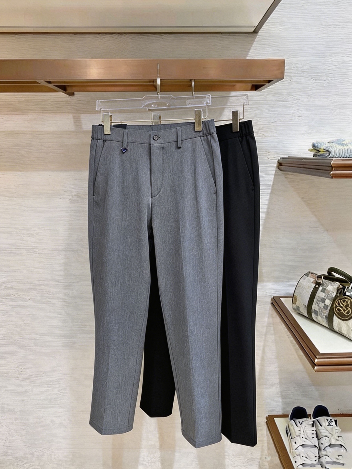 NO:927541,PRADA Prada l casual pants, trousers 2025SS autumn and winter new style, special fabric for advanced custom pants, customized original hardware, heavy craftsmanship, fine turning and routing, customized fabric, soft and comfortable, significant texture, exquisite accessories, great upper body effect, complete three standards, standard size 29-38, no 35,, prada, prada,19860909PRADA 普拉达l 休闲裤 西裤2025SS秋冬新款 高级定制裤子专用面料 定制原版五金 重工工艺打造 车工走线精细 定制面料 柔软舒适 质感显著 辅料精美 上身效果超赞 三标齐全 标准尺码29-38,无35,,prada,prada,,Men's clothing