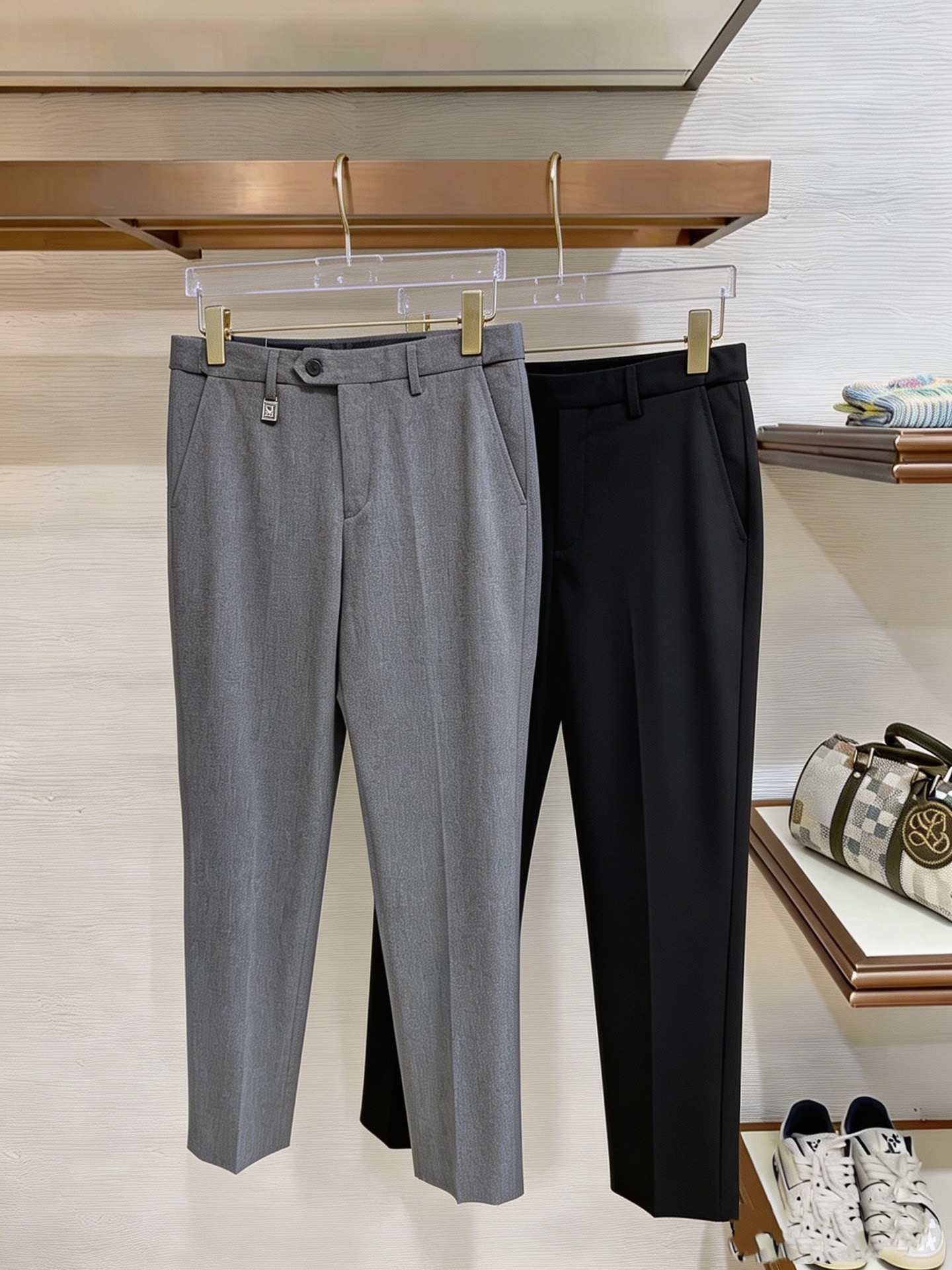 NO:927546,DG Casual Pants, Western Pants 2025SS Autumn and Winter New Style, Special Fabric for Advanced Custom Pants, Customized Original Hardware, Heavy Craftsmanship, Fine Turning, Customized Fabric, Soft and Comfortable, Remarkable Texture, Exquisite Accessories, Excellent Upper Body Effect, Complete Three Standards, Standard Sizes 29-38, No 35,,19860909DG 休闲裤 西裤2025SS秋冬新款 高级定制裤子专用面料 定制原版五金 重工工艺打造 车工走线精细 定制面料 柔软舒适 质感显著 辅料精美 上身效果超赞 三标齐全 标准尺码29-38,无35,,,Men's clothing