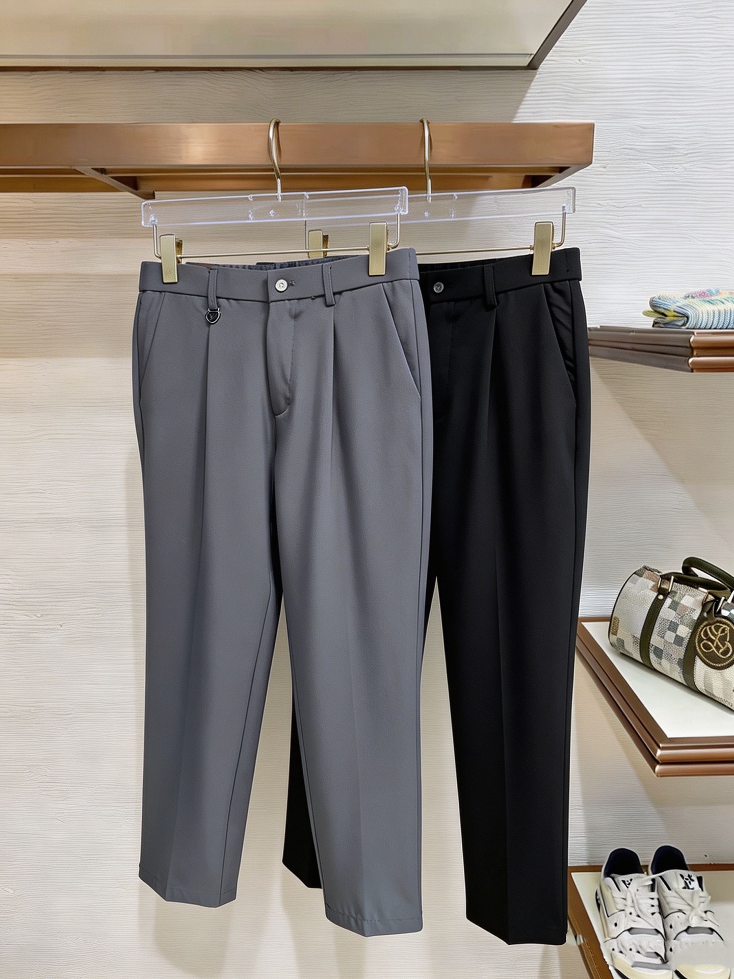 NO:927552,LV casual pants, trousers 2025SS autumn and winter new style, special fabric for advanced custom pants, customized original hardware, heavy craftsmanship, fine turning and routing, customized fabric, soft and comfortable, significant texture, exquisite accessories, excellent upper body effect, complete three standards, standard size 29-38, no 35,, louis vuitton,19860909LV 休闲裤 西裤2025SS秋冬新款 高级定制裤子专用面料 定制原版五金 重工工艺打造 车工走线精细 定制面料 柔软舒适 质感显著 辅料精美 上身效果超赞 三标齐全 标准尺码29-38,无35,,louis vuitton,,Men's clothing