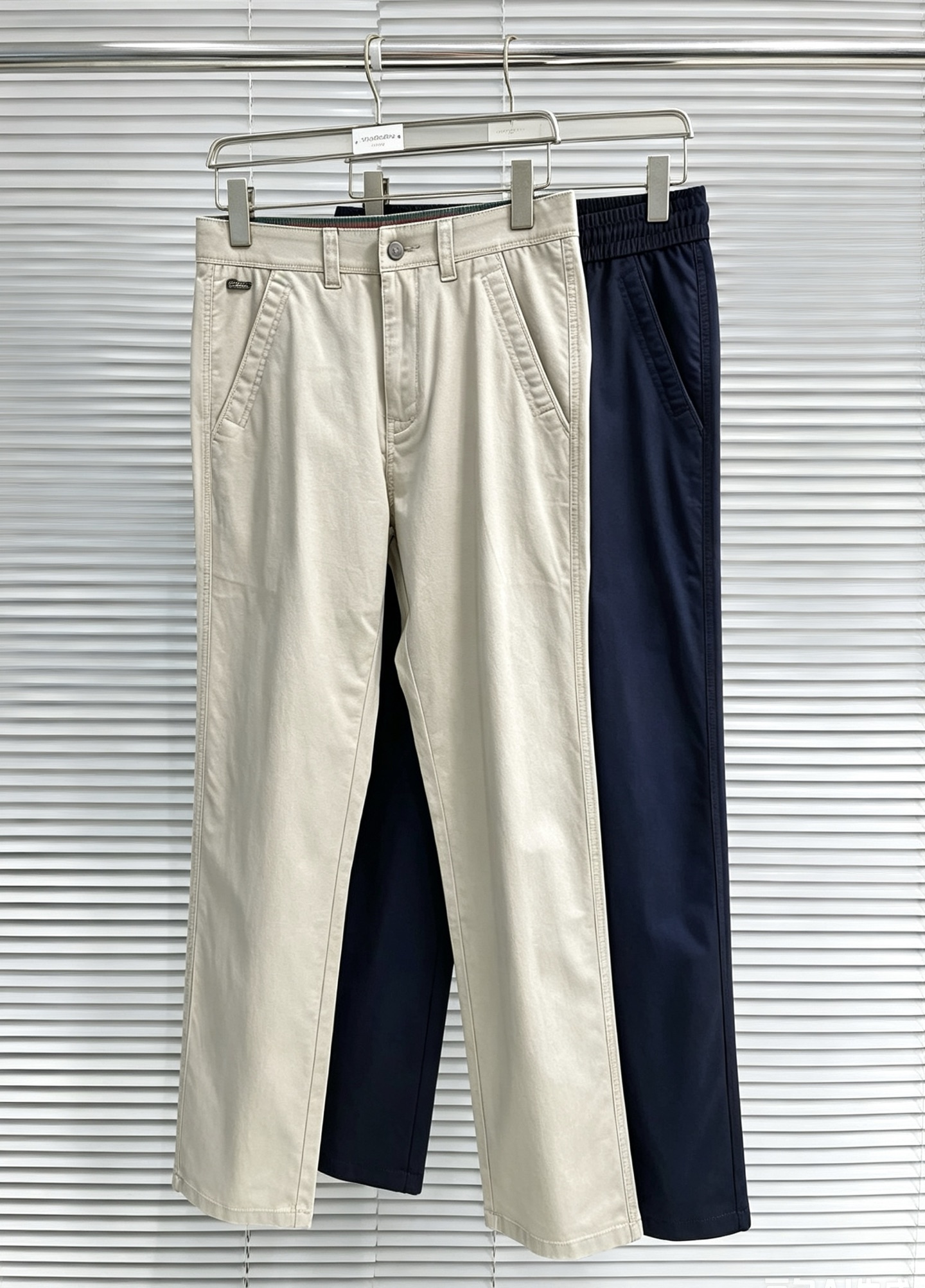 NO:916433,GUCCI Gucci casual pants and trousers 2025SS autumn and winter new style, special fabric for advanced custom pants, customized original hardware, heavy craftsmanship, fine turning and routing, customized fabric, soft and comfortable, significant texture, exquisite accessories, great upper body effect, complete three standards, standard size 29-40, no 35,,gucci,19860909GUCCI 古奇 休闲裤 西裤2025SS秋冬新款 高级定制裤子专用面料 定制原版五金 重工工艺打造 车工走线精细 定制面料 柔软舒适 质感显著 辅料精美 上身效果超赞 三标齐全 标准尺码29-40,无35,,gucci,,Men's clothing