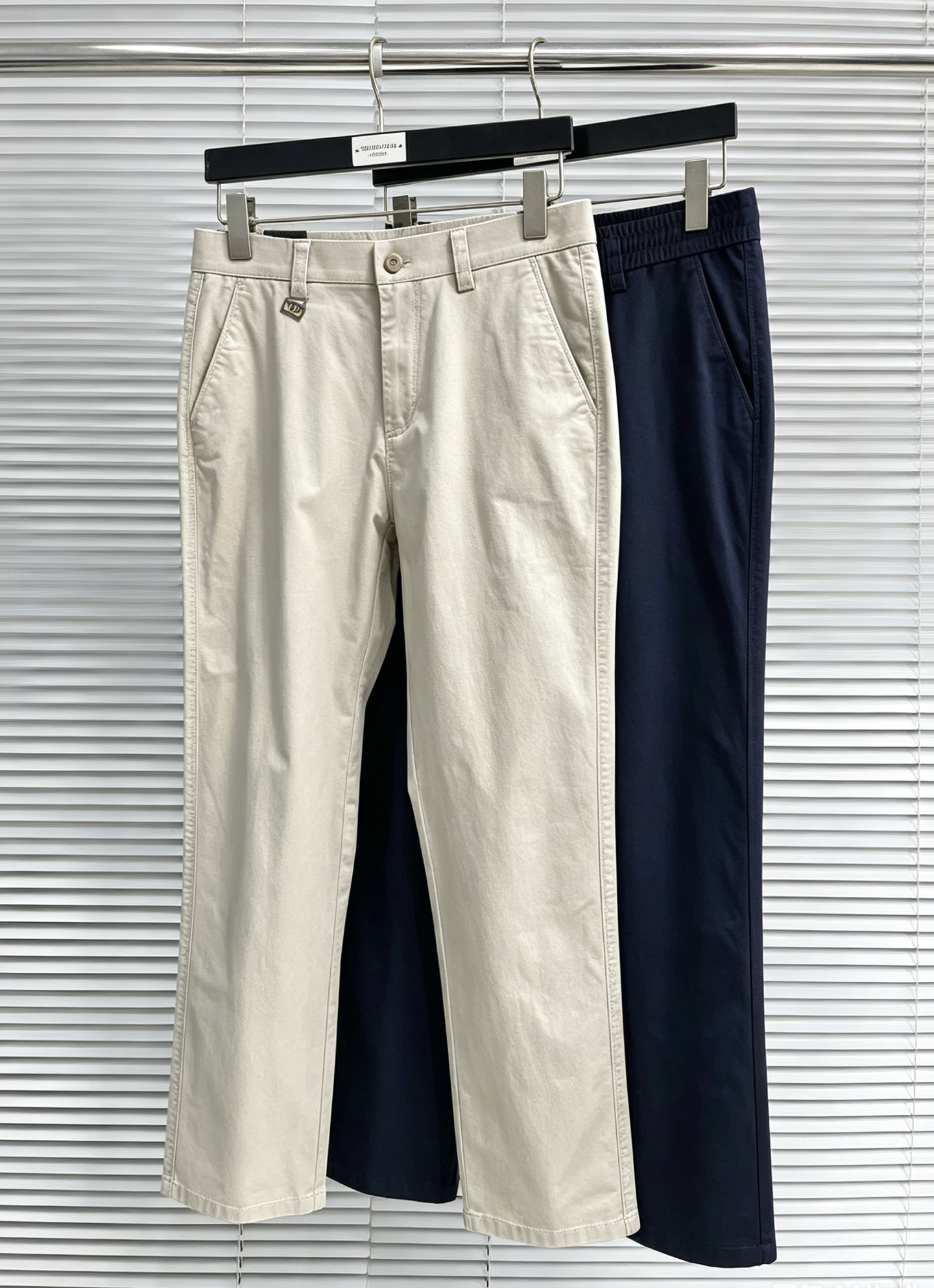 NO:916418,FENDI Fendi casual pants and trousers 2025SS autumn and winter new style. Special fabric for advanced custom pants. Customized original hardware. Made with heavy craftsmanship. Fine lathes. Customized fabric. Soft and comfortable. Remarkable texture. Exquisite accessories. Excellent upper body effect. Complete three standards. Standard sizes 29-40, no 35,,fendi,fendi,19860909FENDI 芬迪 休闲裤 西裤2025SS秋冬新款 高级定制裤子专用面料 定制原版五金 重工工艺打造 车工走线精细 定制面料 柔软舒适 质感显著 辅料精美 上身效果超赞 三标齐全 标准尺码29-40,无35,,fendi,fendi,,Men's clothing