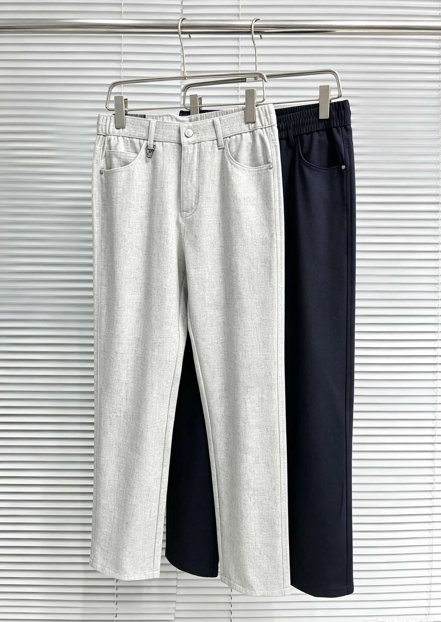 NO:916422,Versace casual pants, trousers 2025SS autumn and winter new style, special fabric for advanced custom pants, customized original hardware, heavy craftsmanship, fine lathe wiring, customized fabric, soft and comfortable, significant texture, exquisite accessories, great upper body effect, complete three standards, standard size 29-40, no 35,,versace,19860909范思哲 休闲裤 西裤2025SS秋冬新款 高级定制裤子专用面料 定制原版五金 重工工艺打造 车工走线精细 定制面料 柔软舒适 质感显著 辅料精美 上身效果超赞 三标齐全 标准尺码29-40,无35,,versace,,Men's clothing