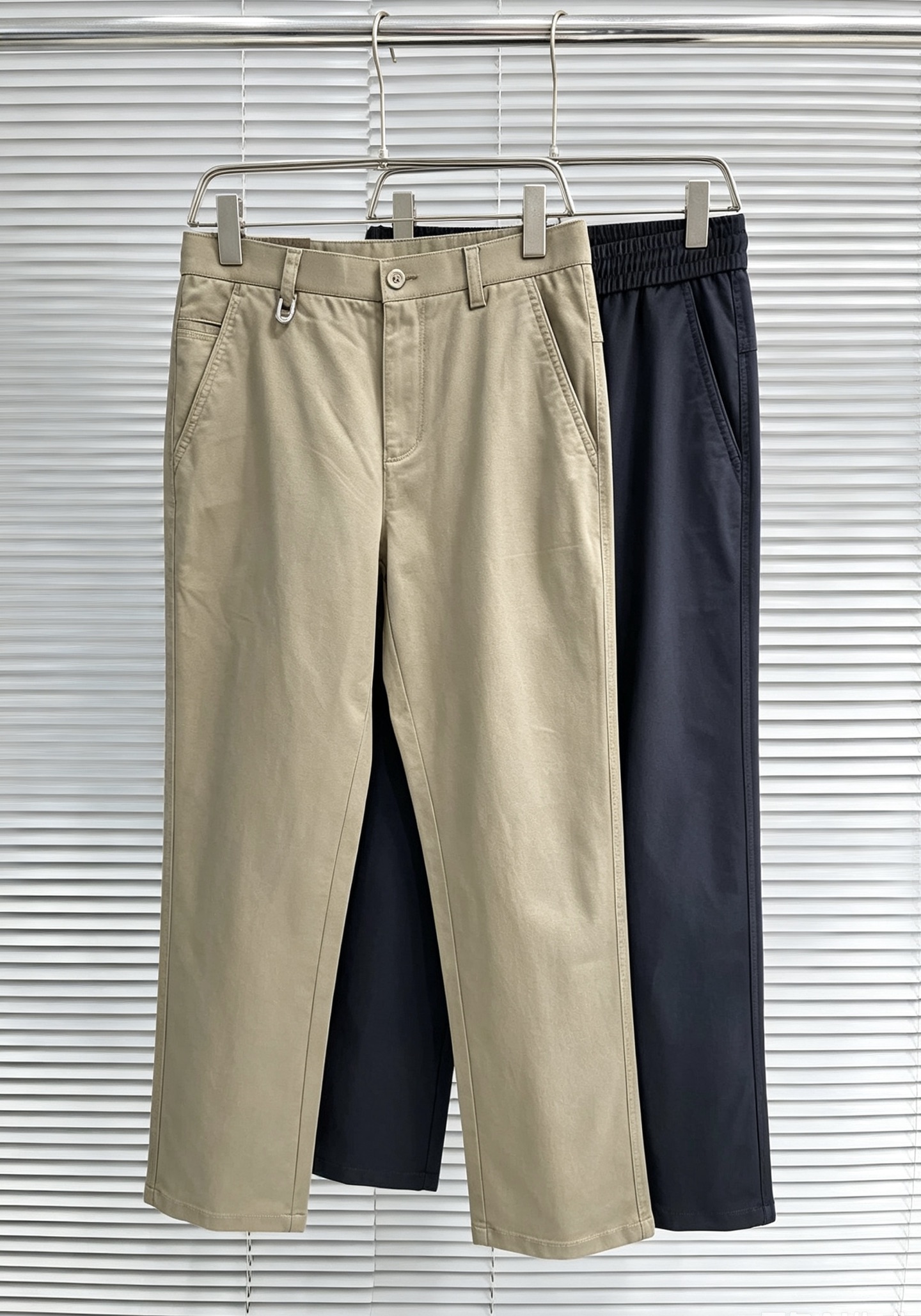 NO:916424,LV casual pants, trousers 2025SS autumn and winter new styles, special fabrics for advanced custom pants, customized original hardware, heavy craftsmanship, fine lathe wiring, customized fabrics, soft and comfortable, significant texture, exquisite accessories, excellent upper body effect, complete three standards, standard size 29-40, no 35,, louis vuitton,19860909LV 休闲裤 西裤2025SS秋冬新款 高级定制裤子专用面料 定制原版五金 重工工艺打造 车工走线精细 定制面料 柔软舒适 质感显著 辅料精美 上身效果超赞 三标齐全 标准尺码29-40,无35,,louis vuitton,,Men's clothing