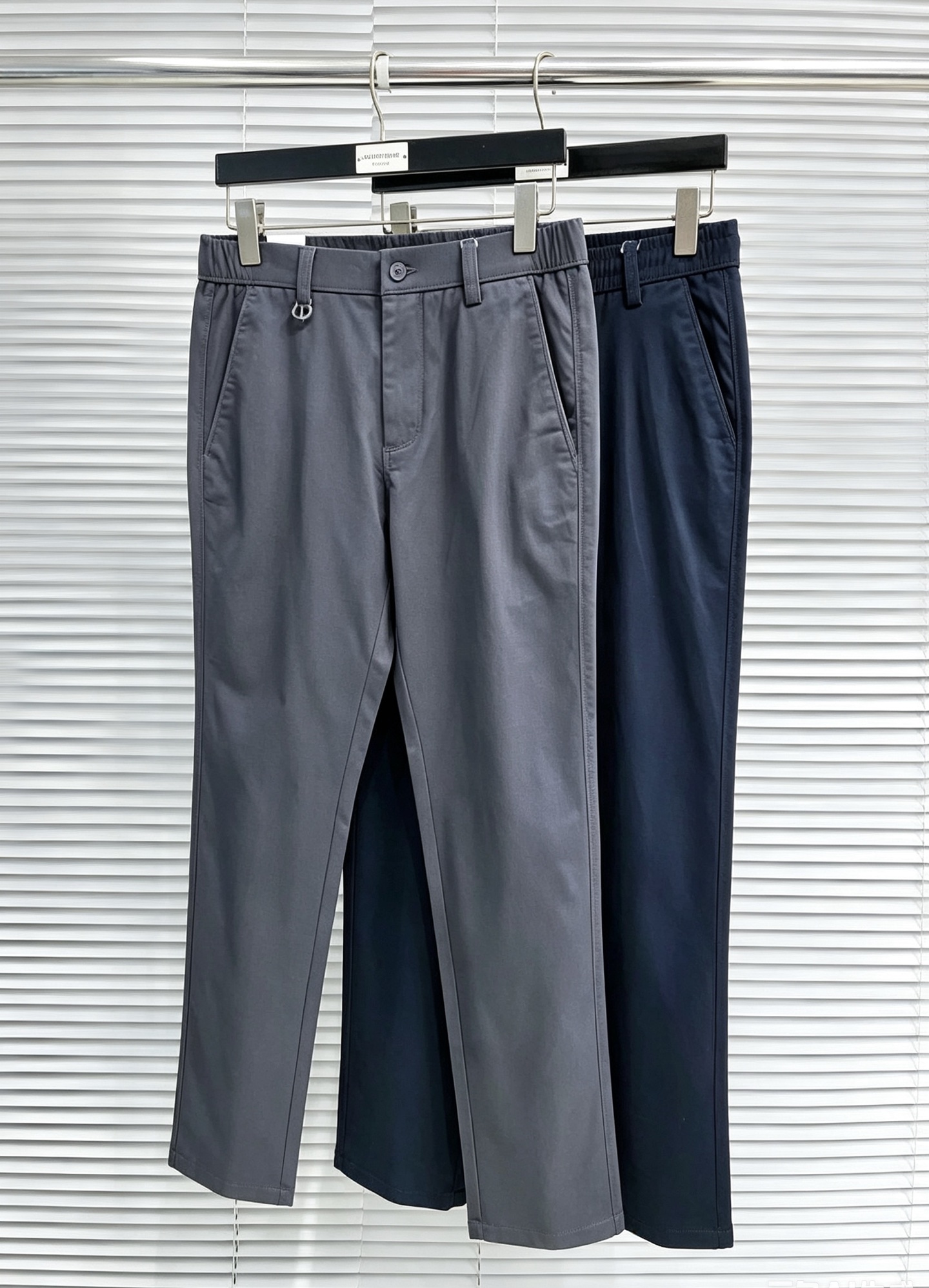 NO:916426,Dior Dior casual pants and trousers 2025SS autumn and winter new style. Special fabric for advanced custom pants. Customized original hardware. Made with heavy craftsmanship. Fine lathes. Customized fabric. Soft and comfortable. Remarkable texture. Exquisite accessories. Excellent upper body effect. Complete three standards. Standard sizes 29-40, no 35,, dior, dior,19860909Dior 迪奥 休闲裤 西裤2025SS秋冬新款 高级定制裤子专用面料 定制原版五金 重工工艺打造 车工走线精细 定制面料 柔软舒适 质感显著 辅料精美 上身效果超赞 三标齐全 标准尺码29-40,无35,,dior,dior,,Men's clothing