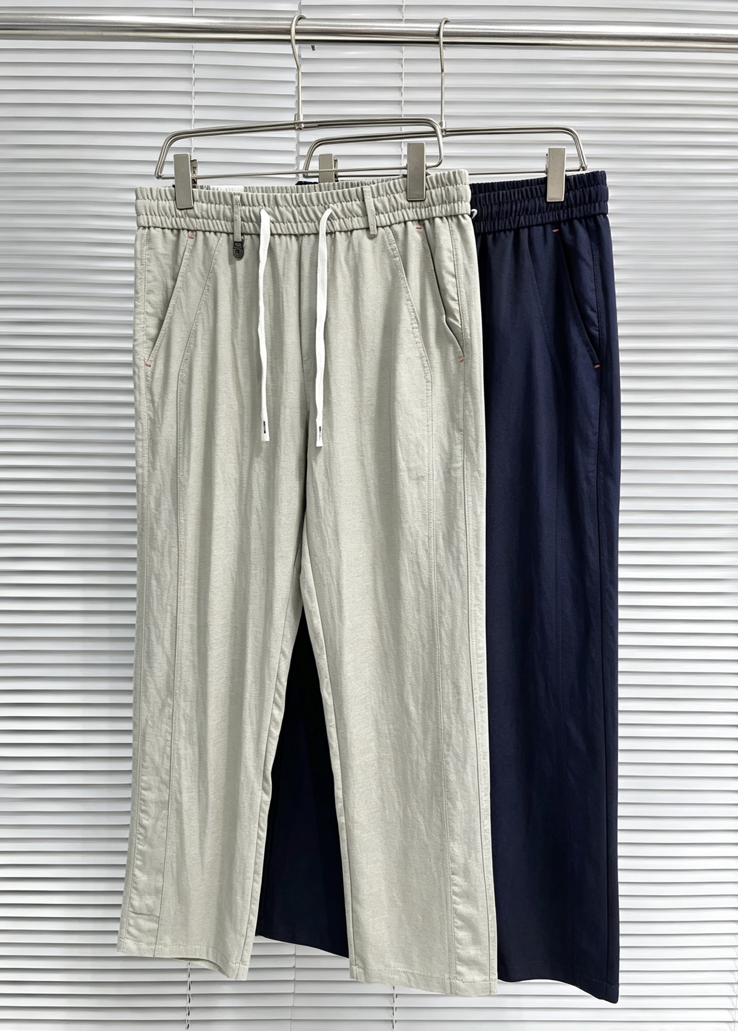NO:916428,GUCCI Gucci casual pants, trousers 2025SS autumn and winter new style, special fabric for advanced custom pants, customized original hardware, heavy craftsmanship, fine turning and routing, customized fabric, soft and comfortable, significant texture, exquisite accessories, great upper body effect, complete three standards, standard size M--4XL,,gucci,19860909GUCCI 古奇 休闲裤 西裤2025SS秋冬新款 高级定制裤子专用面料 定制原版五金 重工工艺打造 车工走线精细 定制面料 柔软舒适 质感显著 辅料精美 上身效果超赞 三标齐全 标准尺码M--4XL,,gucci,,Men's clothing