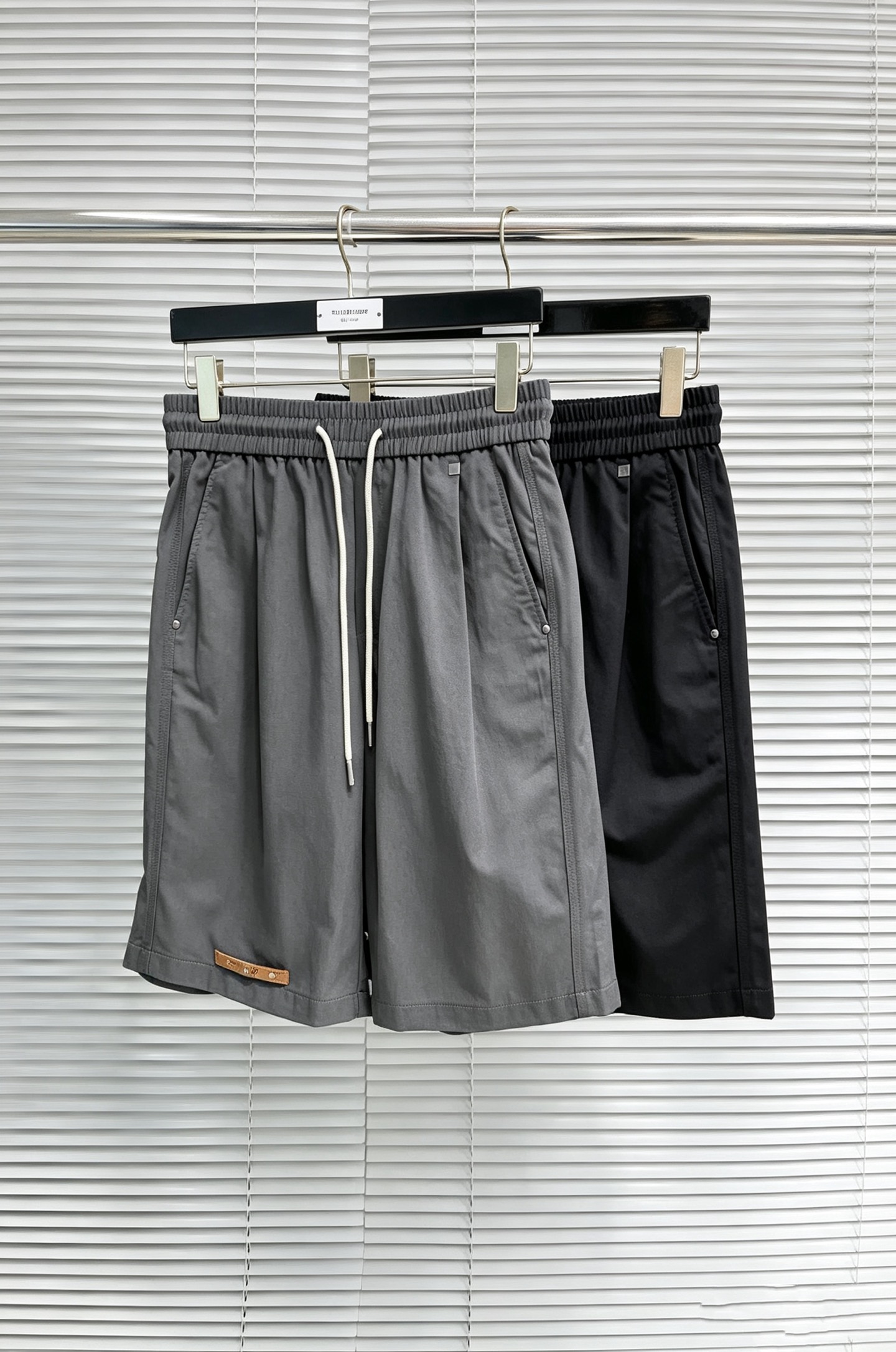 NO:918202,LV 26ss new summer men's casual work shorts, advanced custom-made summer special technical quick-drying breathable fabric, high breathability and comfort, impeccable details, customized development of accessories, what you see is what you get, reflecting high quality. It feels delicate and soft!  Three-dimensional cutting, simple and fashionable, and the upper body shape is awesome!  Code number 29–38,,louis vuitton,shorts,19860909LV 26ss夏季新款男士休闲工装短裤 高级定制夏季专用科技速干透气面料 透气舒适度高,细节无可挑剔,辅料定制开发,所见即所得,体现高品质.手感细腻柔软！立体裁剪,简单时尚,上身版型超赞！码数29–38,,louis vuitton,shorts,,Men's clothing