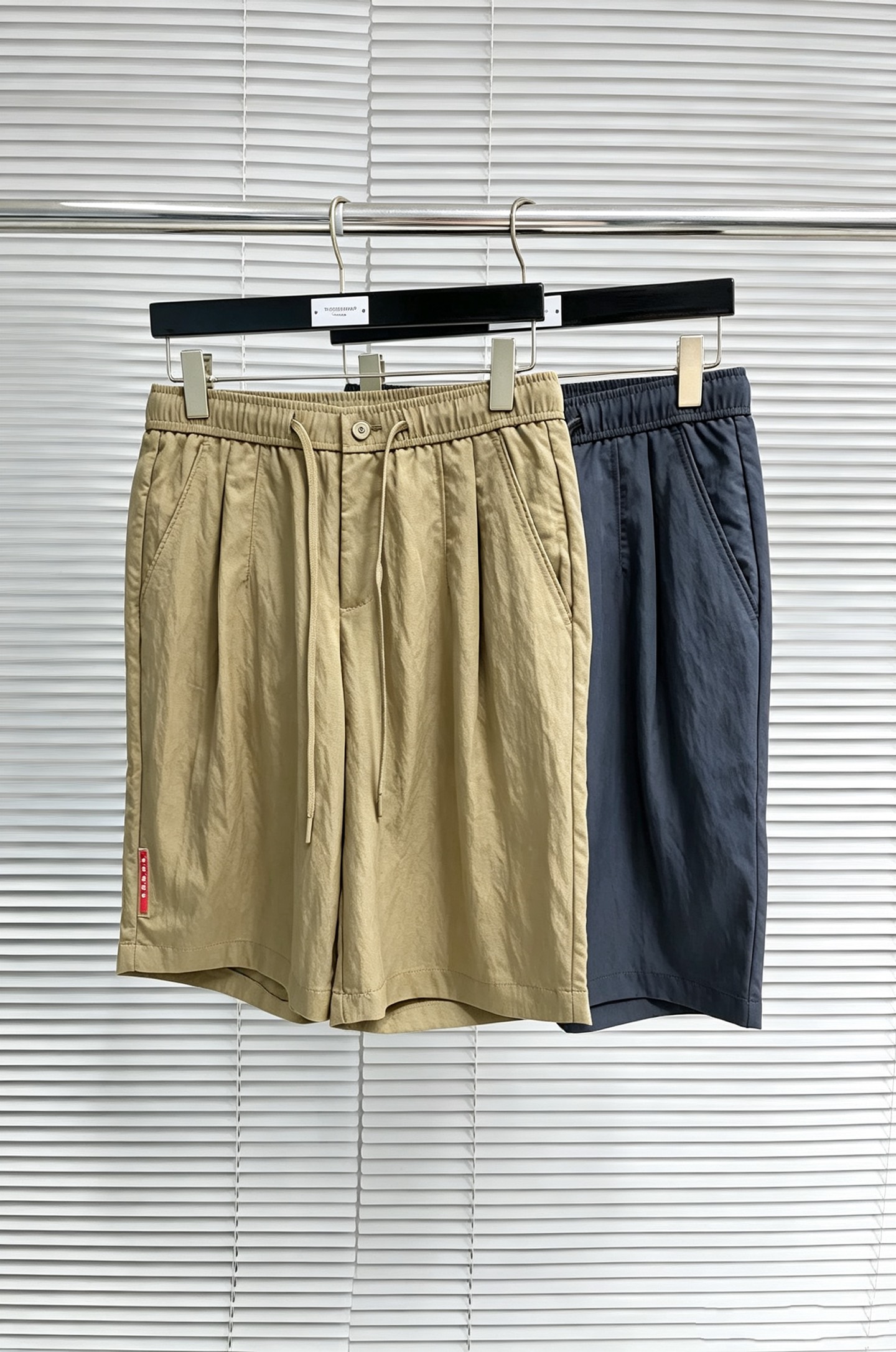 NO:918206,PRADA 26ss new summer men's casual work shorts, advanced custom-made summer special technical quick-drying breathable fabric, high breathability and comfort, impeccable details, customized development of accessories, what you see is what you get, reflecting high quality. It feels delicate and soft!  Three-dimensional cutting, simple and fashionable, and the upper body shape is awesome!  Code number 29–38,,prada,prada,shorts,19860909PRADA 普拉达 26ss夏季新款男士休闲工装短裤 高级定制夏季专用科技速干透气面料 透气舒适度高,细节无可挑剔,辅料定制开发,所见即所得,体现高品质.手感细腻柔软！立体裁剪,简单时尚,上身版型超赞！码数29–38,,prada,prada,shorts,,Men's clothing
