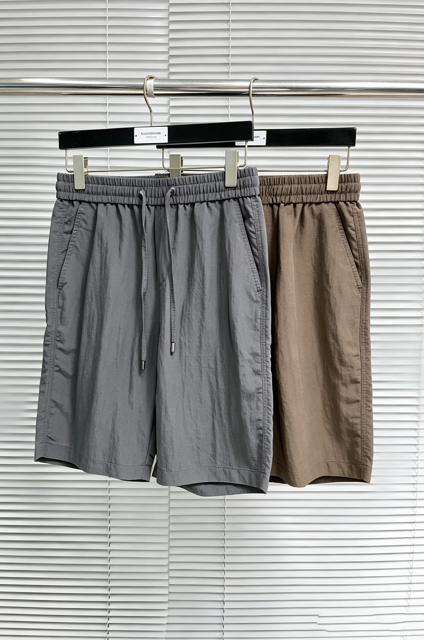 NO:918210,PRADA 26ss new summer men's casual work shorts, advanced custom-made summer special technical quick-drying breathable fabric, high breathability and comfort, impeccable details, customized development of accessories, what you see is what you get, reflecting high quality. It feels delicate and soft!  Three-dimensional cutting, simple and fashionable, and the upper body shape is awesome!  Code number 29–38,,prada,prada,shorts,19860909PRADA 普拉达 26ss夏季新款男士休闲工装短裤 高级定制夏季专用科技速干透气面料 透气舒适度高,细节无可挑剔,辅料定制开发,所见即所得,体现高品质.手感细腻柔软！立体裁剪,简单时尚,上身版型超赞！码数29–38,,prada,prada,shorts,,Men's clothing
