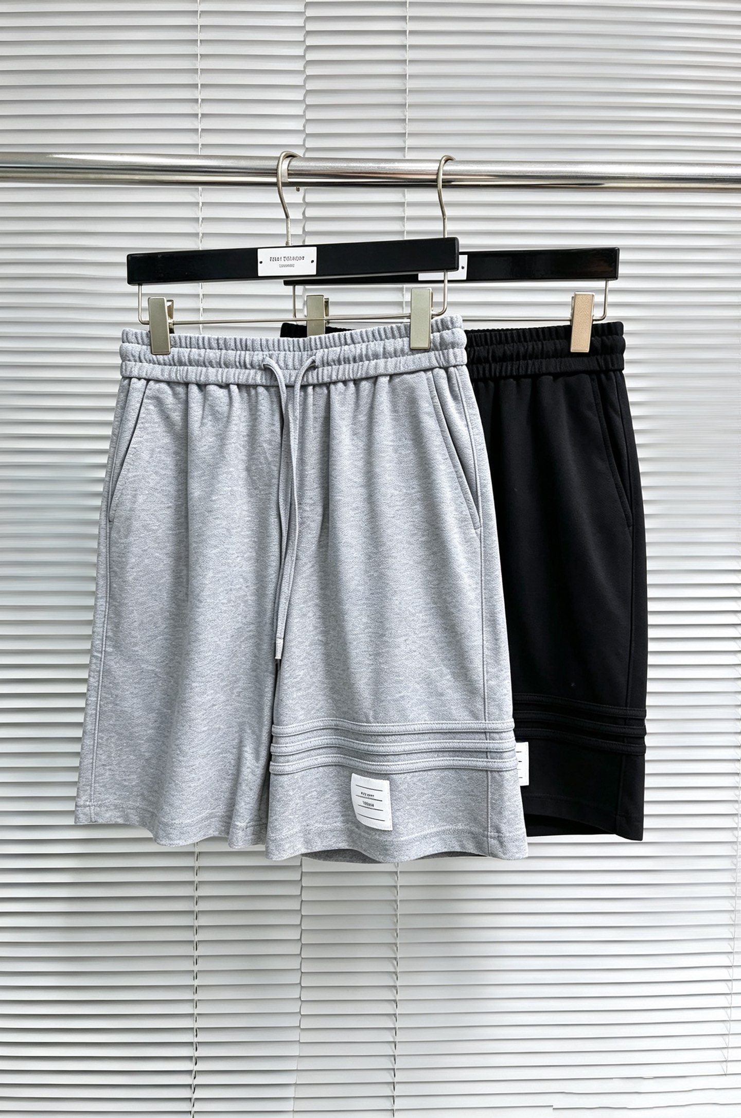 NO:918214,TB 26ss new summer men's casual work shorts, advanced custom-made summer special technology quick-drying breathable fabric, high breathability and comfort, impeccable details, customized development of accessories, what you see is what you get, reflecting high quality. It feels delicate and soft!  Three-dimensional cutting, simple and fashionable, and the upper body shape is awesome!  Code number 29–38,,shorts,19860909TB 26ss夏季新款男士休闲工装短裤 高级定制夏季专用科技速干透气面料 透气舒适度高,细节无可挑剔,辅料定制开发,所见即所得,体现高品质.手感细腻柔软！立体裁剪,简单时尚,上身版型超赞！码数29–38,,shorts,,Men's clothing