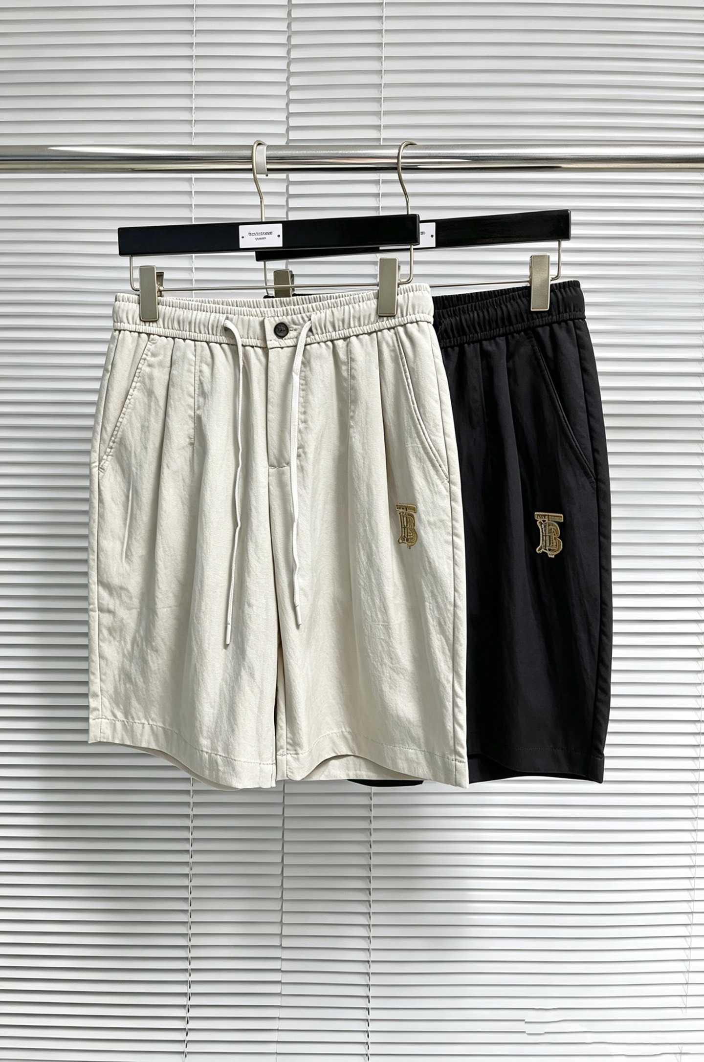 NO:918212,Burberry 26ss summer new men's casual work shorts, advanced custom-made summer-specific technical quick-drying breathable fabric, high breathability and comfort, impeccable details, customized development of accessories, what you see is what you get, reflecting high quality. It feels delicate and soft!  Three-dimensional cutting, simple and fashionable, and the upper body shape is awesome!  Code number 29–38,,burberry,burberry,shorts,19860909Burberry 巴宝莉 26ss夏季新款男士休闲工装短裤 高级定制夏季专用科技速干透气面料 透气舒适度高,细节无可挑剔,辅料定制开发,所见即所得,体现高品质.手感细腻柔软！立体裁剪,简单时尚,上身版型超赞！码数29–38,,burberry,burberry,shorts,,Men's clothing