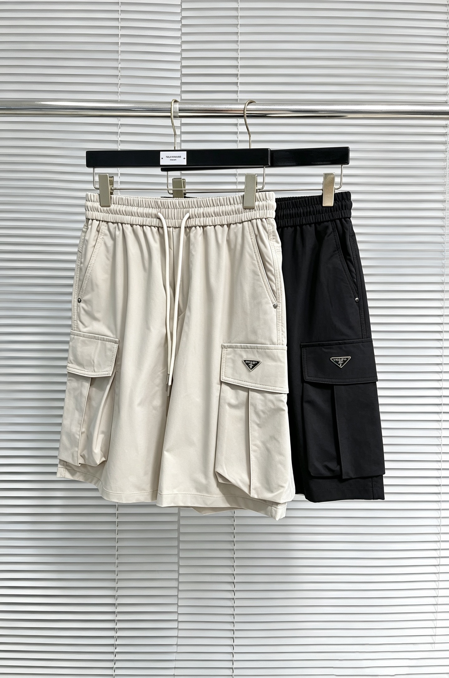 NO:918215,PRADA 26ss new summer men's casual work shorts, advanced custom-made summer special technical quick-drying breathable fabric, high breathability and comfort, impeccable details, customized development of accessories, what you see is what you get, reflecting high quality. It feels delicate and soft!  Three-dimensional cutting, simple and fashionable, and the upper body shape is awesome!  Code number 29–38,,prada,prada,shorts,19860909PRADA 普拉达 26ss夏季新款男士休闲工装短裤 高级定制夏季专用科技速干透气面料 透气舒适度高,细节无可挑剔,辅料定制开发,所见即所得,体现高品质.手感细腻柔软！立体裁剪,简单时尚,上身版型超赞！码数29–38,,prada,prada,shorts,,Men's clothing