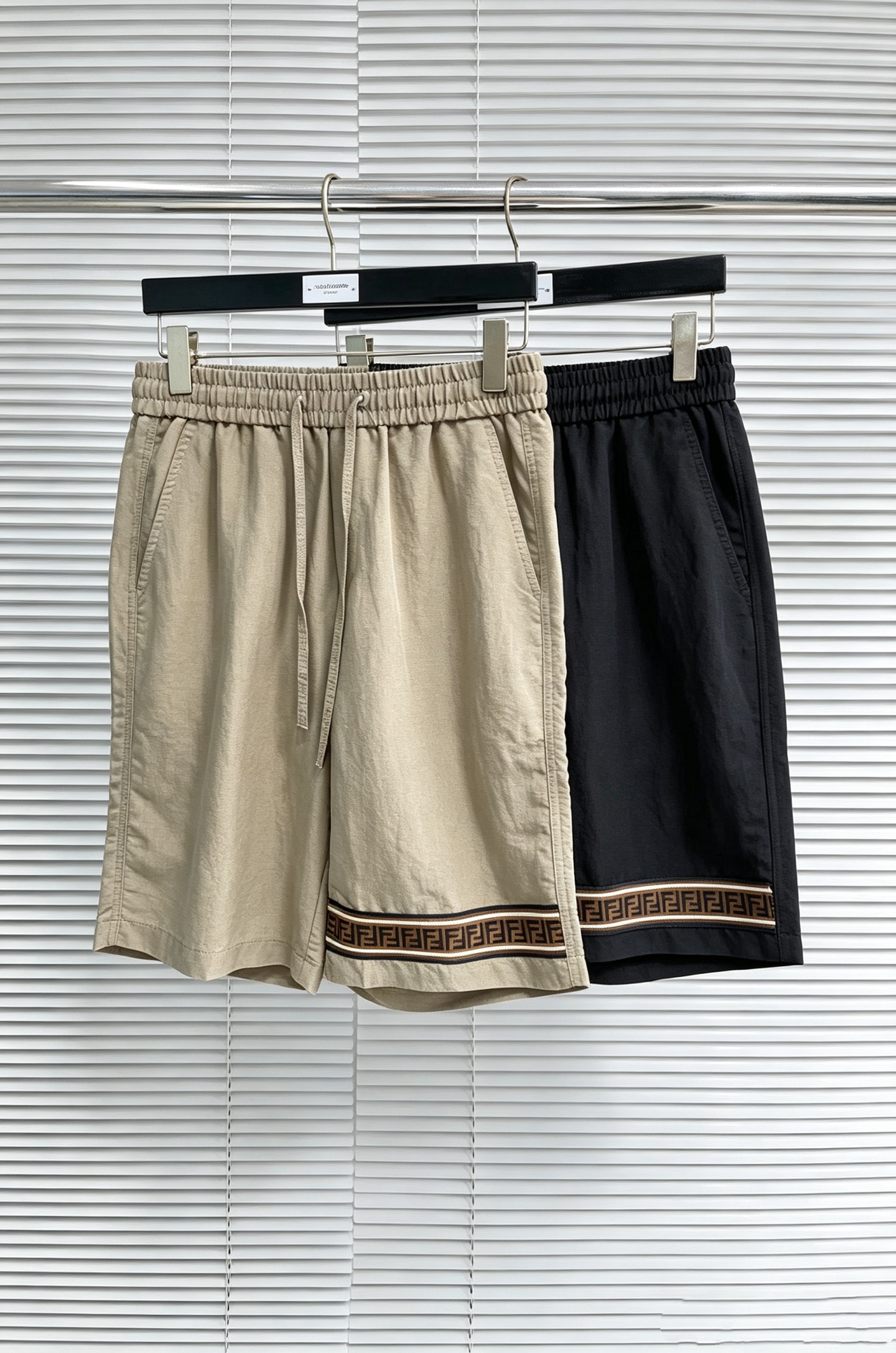 NO:918218,FENDI Fendi 26ss new summer men's casual work shorts, advanced custom-made summer special technology quick-drying breathable fabric, high breathability and comfort, impeccable details, customized development of accessories, what you see is what you get, reflecting high quality. It feels delicate and soft!  Three-dimensional cutting, simple and fashionable, and the upper body shape is awesome!  Code number 29–38,,fendi,fendi,shorts,19860909FENDI 芬迪 26ss夏季新款男士休闲工装短裤 高级定制夏季专用科技速干透气面料 透气舒适度高,细节无可挑剔,辅料定制开发,所见即所得,体现高品质.手感细腻柔软！立体裁剪,简单时尚,上身版型超赞！码数29–38,,fendi,fendi,shorts,,Men's clothing
