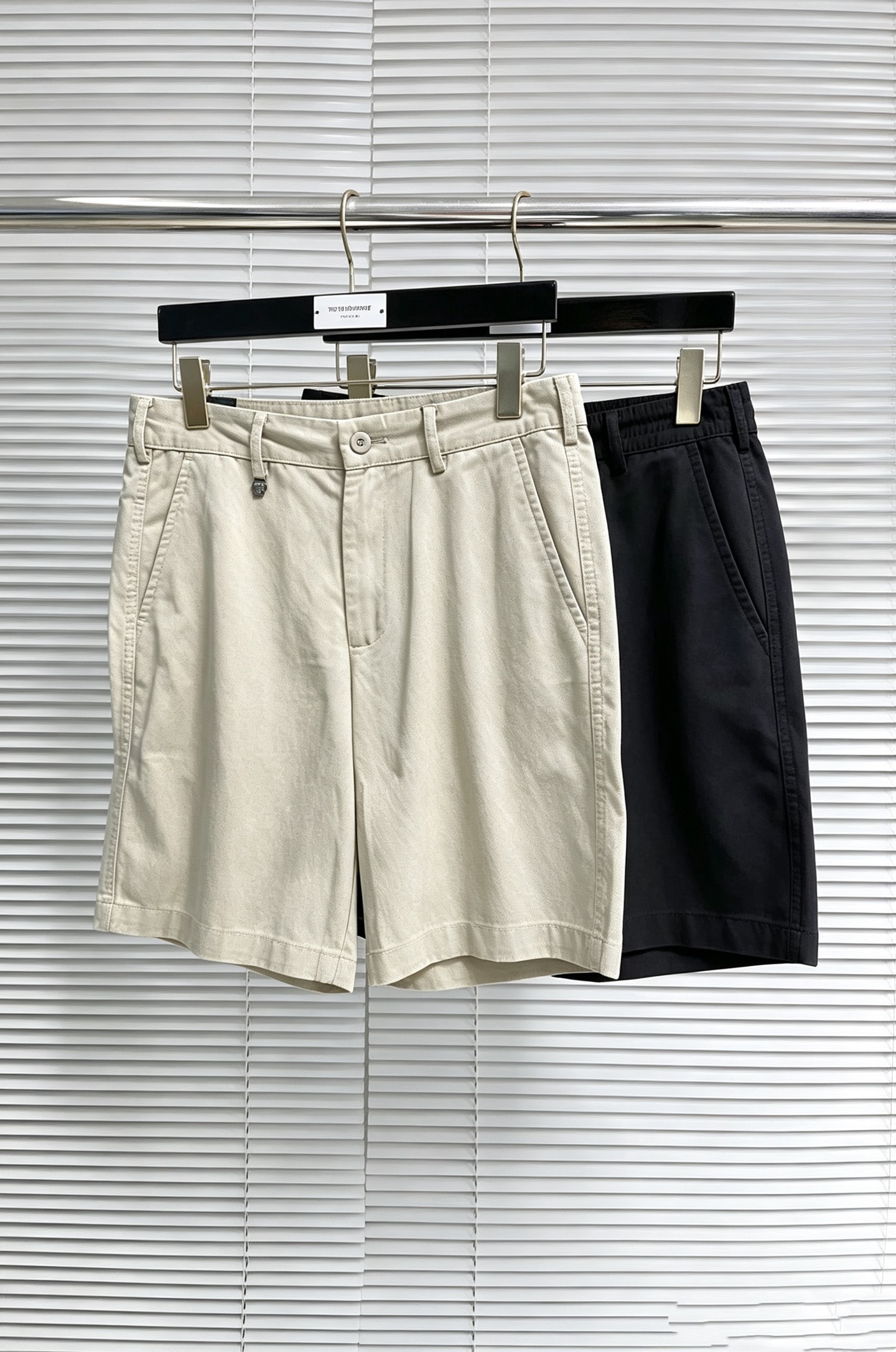 NO:918221,Versace 26ss new summer men's casual work shorts, advanced custom-made summer-specific technical quick-drying breathable fabric, with high breathability and comfort, impeccable details, customized development of accessories, what you see is what you get, reflecting high quality. It feels delicate and soft!  Three-dimensional cutting, simple and fashionable, and the upper body shape is awesome!  Code number 29–38,,versace,shorts,19860909范思哲 26ss夏季新款男士休闲工装短裤 高级定制夏季专用科技速干透气面料 透气舒适度高,细节无可挑剔,辅料定制开发,所见即所得,体现高品质.手感细腻柔软！立体裁剪,简单时尚,上身版型超赞！码数29–38,,versace,shorts,,Men's clothing