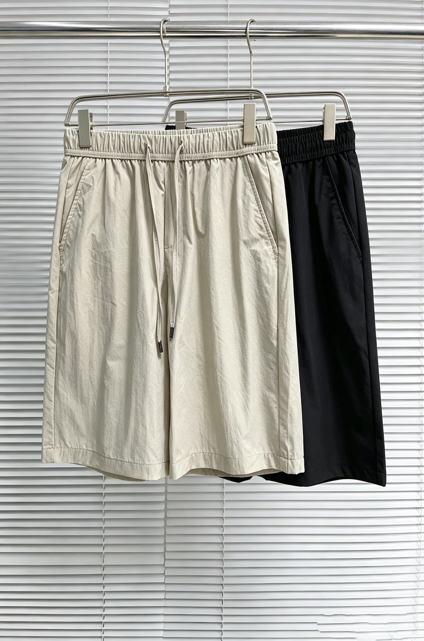 NO:918224,Ermenegildo Zegna 26ss new summer men's casual work shorts, advanced custom-made summer special technical quick-drying breathable fabric, high breathability and comfort, impeccable details, customized development of accessories, what you see is what you get, reflecting high quality. It feels delicate and soft!  Three-dimensional cutting, simple and fashionable, and the upper body shape is awesome!  Code number 29–38,,zegna,shorts,19860909杰尼亚 26ss夏季新款男士休闲工装短裤 高级定制夏季专用科技速干透气面料 透气舒适度高,细节无可挑剔,辅料定制开发,所见即所得,体现高品质.手感细腻柔软！立体裁剪,简单时尚,上身版型超赞！码数29–38,,zegna,shorts,,Men's clothing