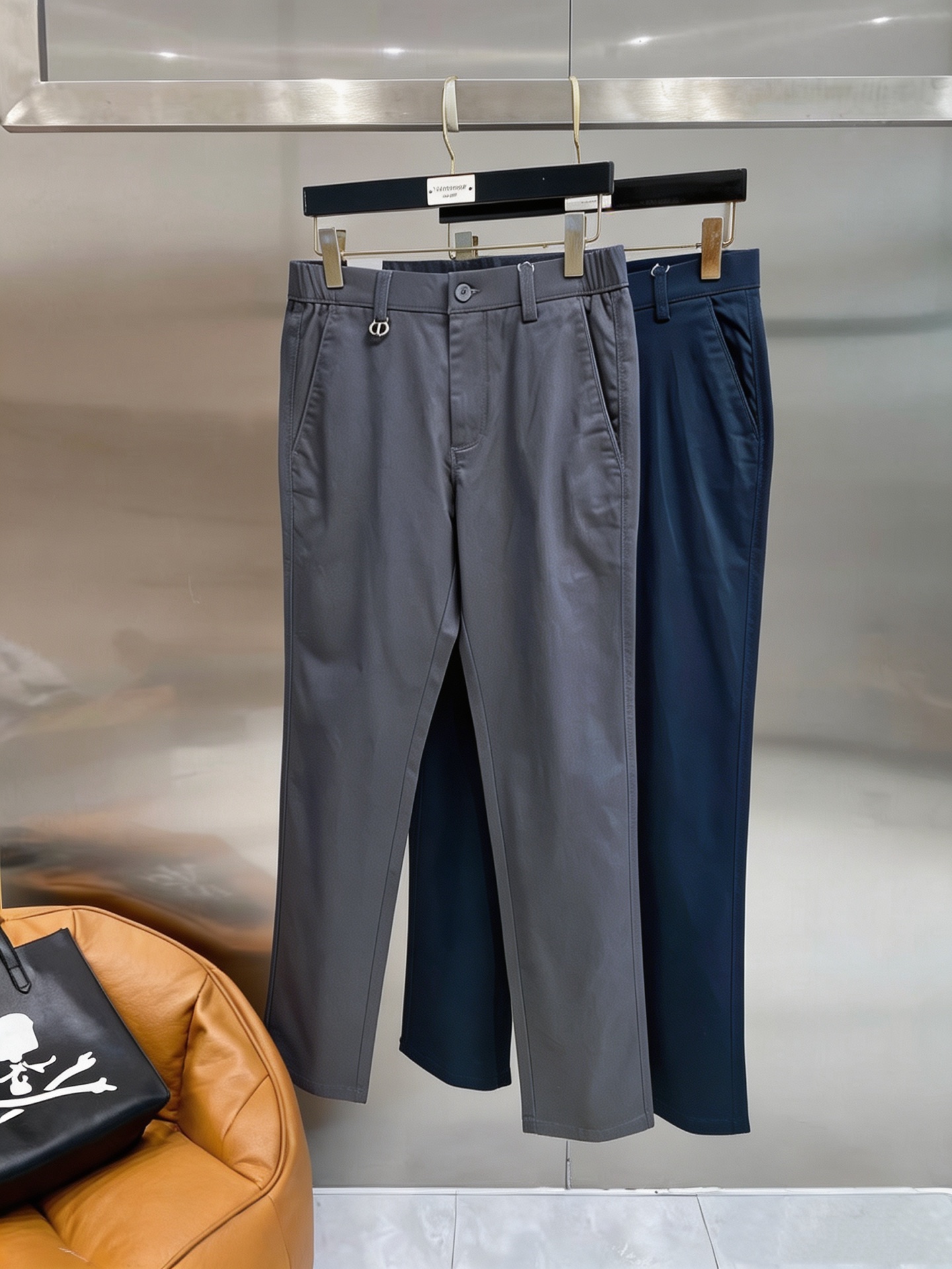 NO:955027,Dior Dior casual pants and trousers 2026SS autumn and winter new style, special fabric for advanced custom pants, customized original hardware, heavy craftsmanship, fine turning and routing, customized fabric, soft and comfortable, significant texture, exquisite accessories, great upper body effect, complete three standards, standard size 29-40, no 35,, dior, dior,19860909Dior 迪奥 休闲裤 西裤2026SS秋冬新款 高级定制裤子专用面料 定制原版五金 重工工艺打造 车工走线精细 定制面料 柔软舒适 质感显著 辅料精美 上身效果超赞 三标齐全 标准尺码29-40,无35,,dior,dior,,Men's clothing