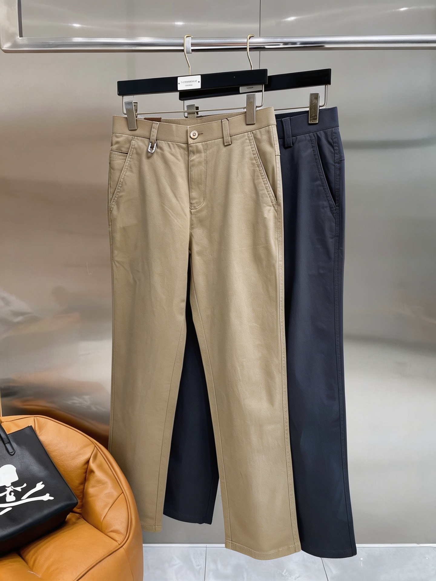 NO:954964,LV casual pants, trousers 2026SS autumn and winter new styles, special fabrics for advanced custom pants, customized original hardware, heavy craftsmanship, fine lathe wiring, customized fabrics, soft and comfortable, significant texture, exquisite accessories, excellent upper body effect, complete three standards, standard size 29-40, no 35,, Louis Vuitton,19860909LV 休闲裤 西裤2026SS秋冬新款 高级定制裤子专用面料 定制原版五金 重工工艺打造 车工走线精细 定制面料 柔软舒适 质感显著 辅料精美 上身效果超赞 三标齐全 标准尺码29-40,无35,,louis vuitton,,Men's clothing