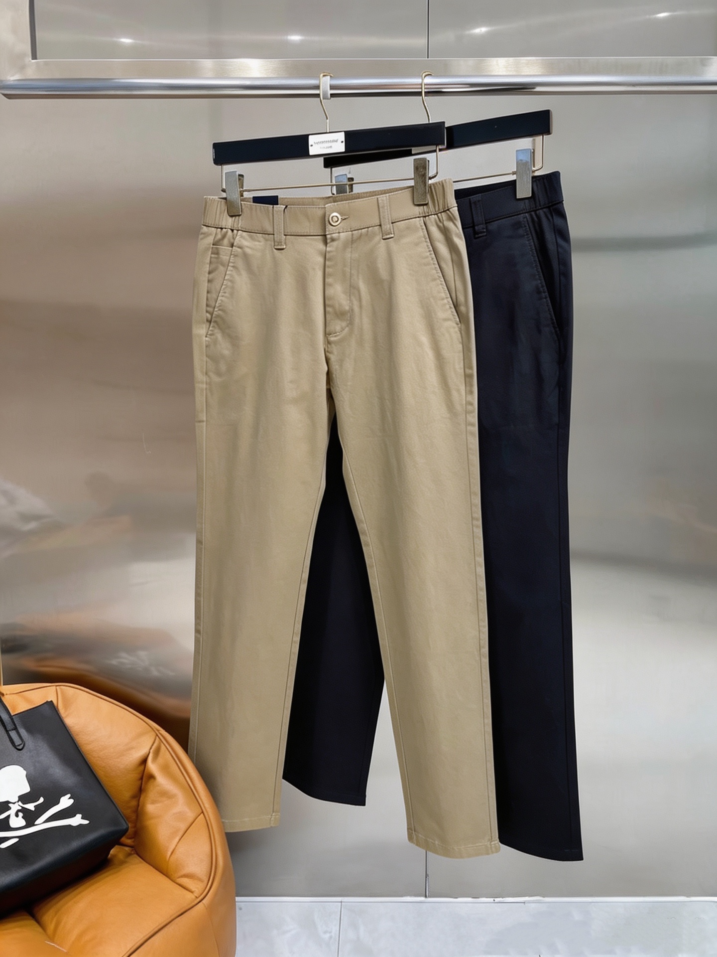 NO:954973,Versace casual pants, trousers 2026SS autumn and winter new style, special fabric for advanced custom pants, customized original hardware, heavy craftsmanship, fine lathe wiring, customized fabric, soft and comfortable, significant texture, exquisite accessories, great upper body effect, complete three standards, standard size 29-40, no 35,,versace,19860909范思哲 休闲裤 西裤2026SS秋冬新款 高级定制裤子专用面料 定制原版五金 重工工艺打造 车工走线精细 定制面料 柔软舒适 质感显著 辅料精美 上身效果超赞 三标齐全 标准尺码29-40,无35,,versace,,Men's clothing
