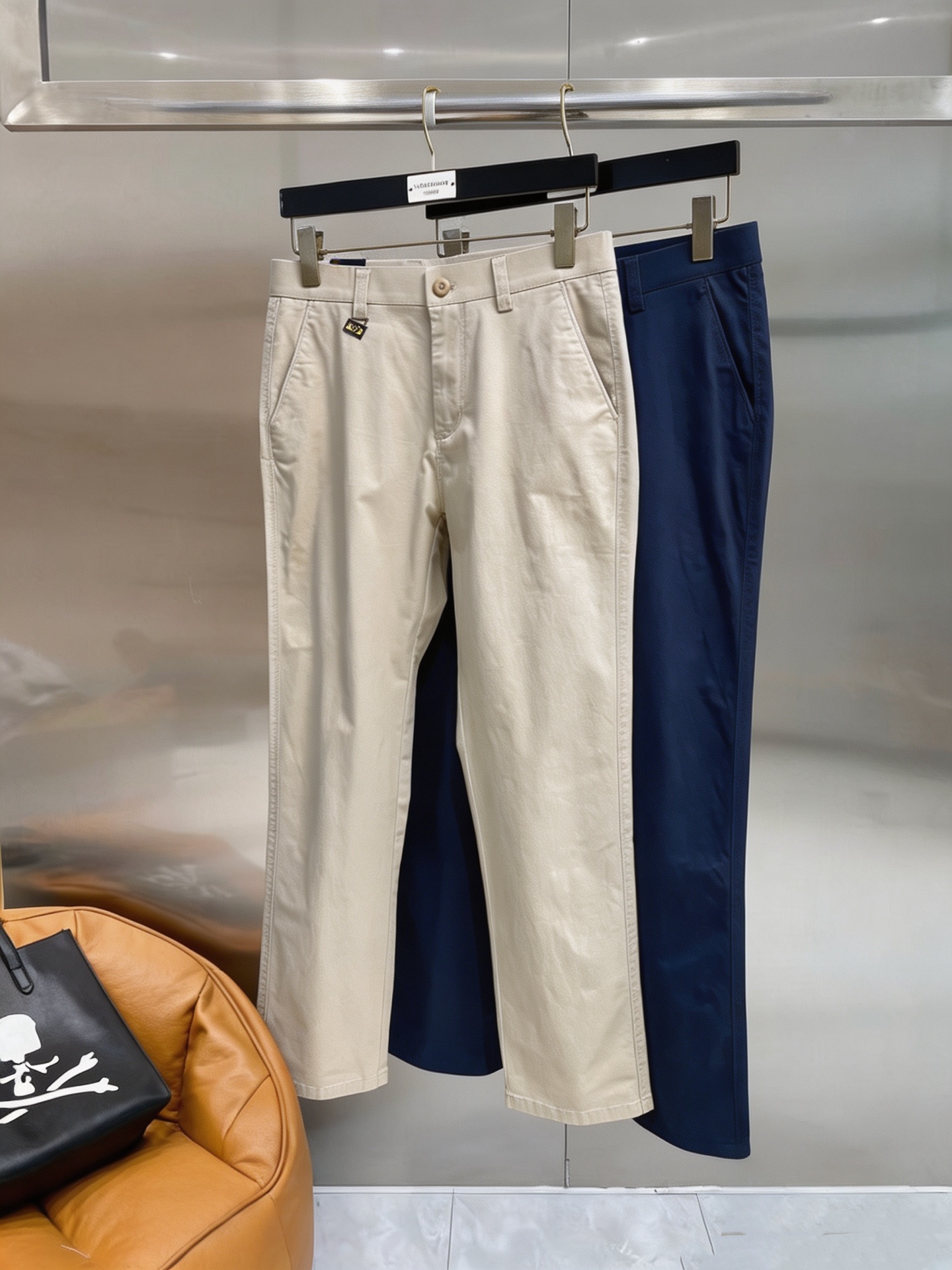 NO:954988,FENDI Fendi casual pants and trousers 2026SS autumn and winter new style, special fabric for advanced custom pants, customized original hardware, heavy craftsmanship, fine turning and routing, customized fabric, soft and comfortable, significant texture, exquisite accessories, great upper body effect, complete three standards, standard size 29-40, no 35,,fendi,fendi,19860909FENDI 芬迪 休闲裤 西裤2026SS秋冬新款 高级定制裤子专用面料 定制原版五金 重工工艺打造 车工走线精细 定制面料 柔软舒适 质感显著 辅料精美 上身效果超赞 三标齐全 标准尺码29-40,无35,,fendi,fendi,,Men's clothing