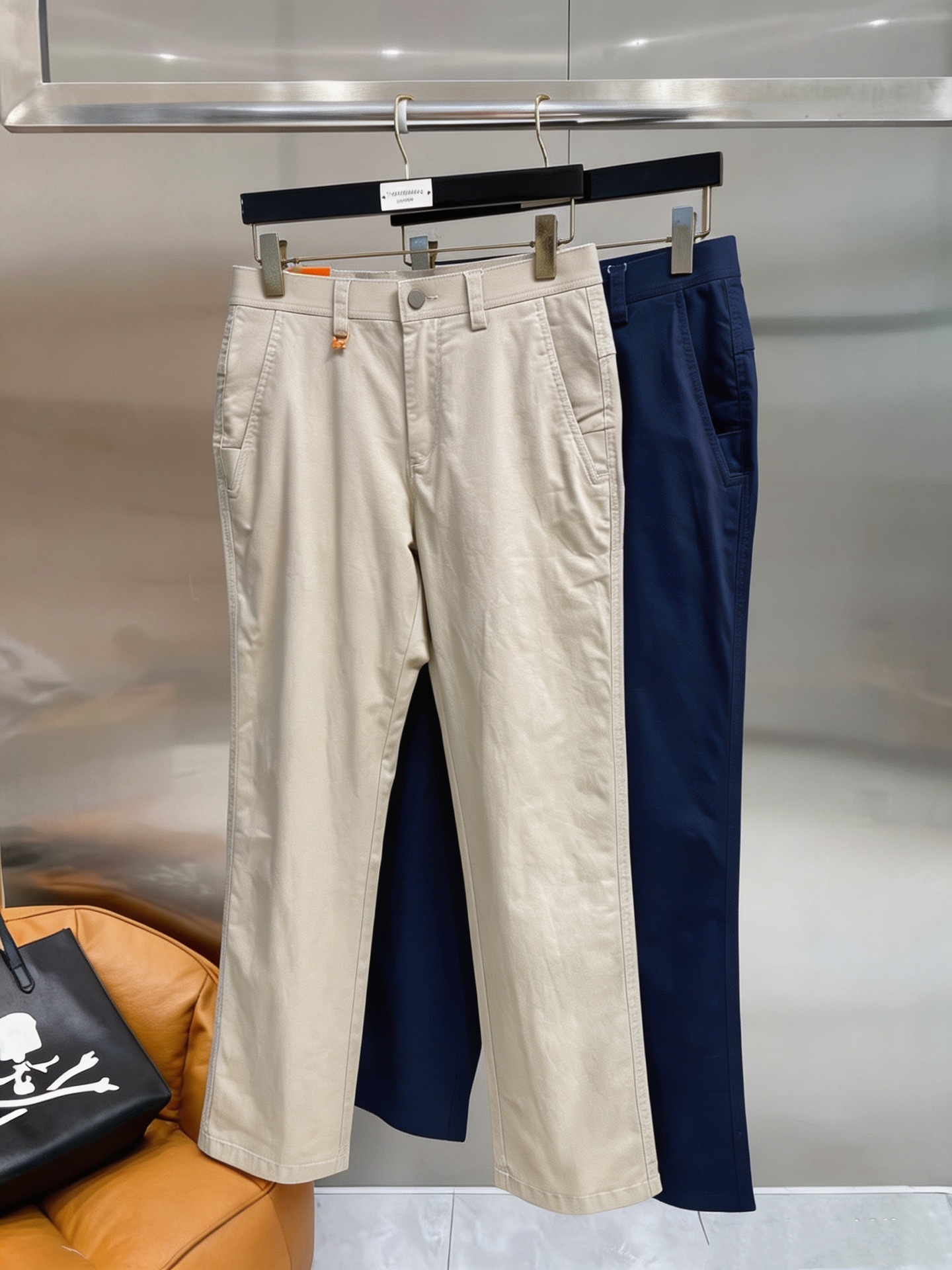 NO:954995,Hermès casual pants and trousers 2026SS autumn and winter new style, special fabric for advanced custom pants, customized original hardware, heavy craftsmanship, fine turning and routing, customized fabrics, soft and comfortable, significant texture, exquisite accessories, excellent upper body effect, complete three standards, standard size 29-40, no 35,, hermes,19860909爱马仕 休闲裤 西裤2026SS秋冬新款 高级定制裤子专用面料 定制原版五金 重工工艺打造 车工走线精细 定制面料 柔软舒适 质感显著 辅料精美 上身效果超赞 三标齐全 标准尺码29-40,无35,,hermes,,Men's clothing