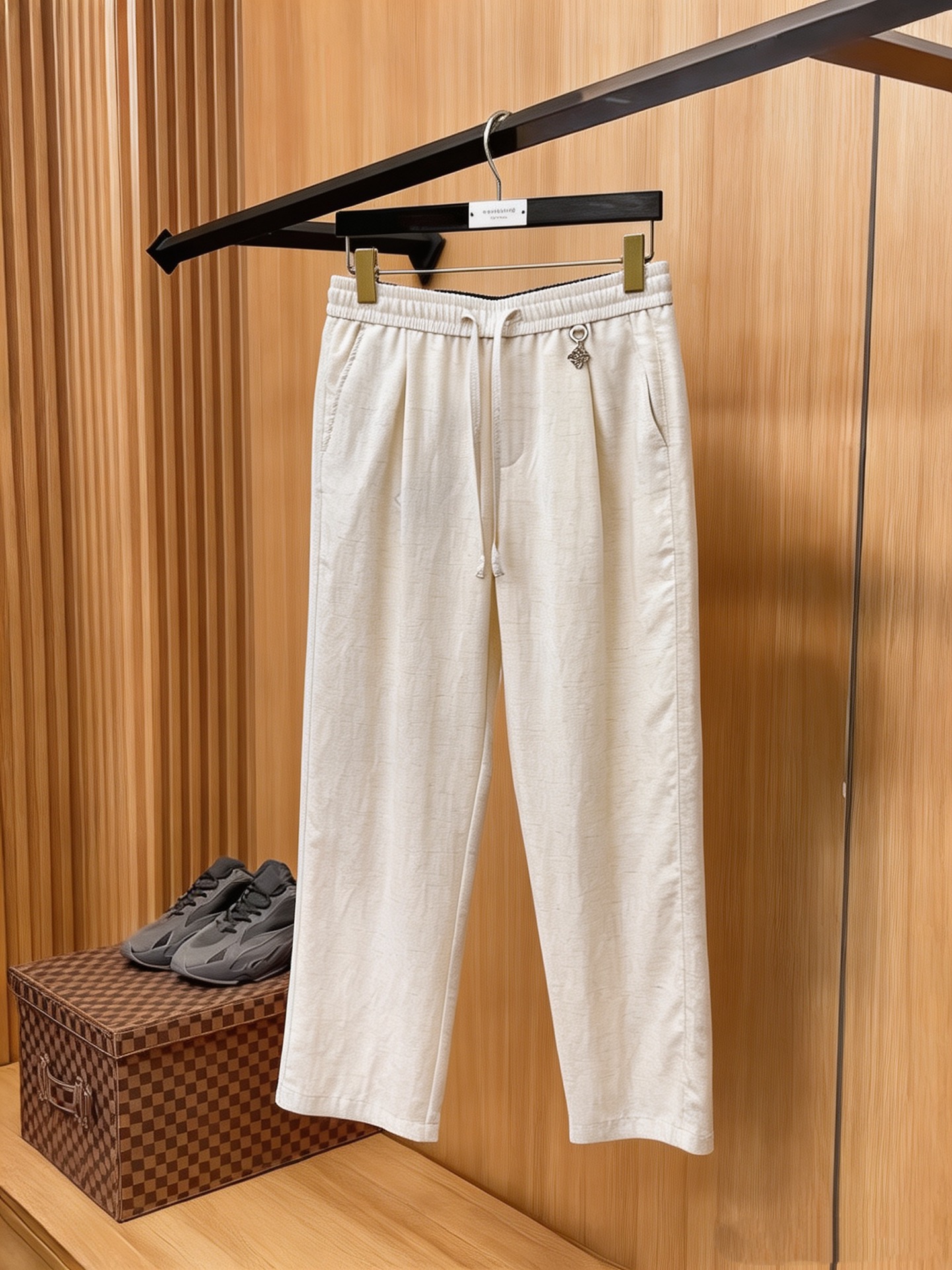 NO:957654,Luo Yiwei casual pants and trousers 2026SS spring and summer new style, special fabric for advanced custom pants, customized original hardware, heavy craftsmanship, fine lathe wiring, customized fabrics, soft and comfortable, significant texture, exquisite accessories, great upper body effect, complete three standards, standard size M---4XL,,19860909罗易威 休闲裤 西裤2026SS 春夏新款 高级定制裤子专用面料 定制原版五金 重工工艺打造 车工走线精细 定制面料 柔软舒适 质感显著 辅料精美 上身效果超赞 三标齐全 标准尺码M---4XL,,,Men's clothing