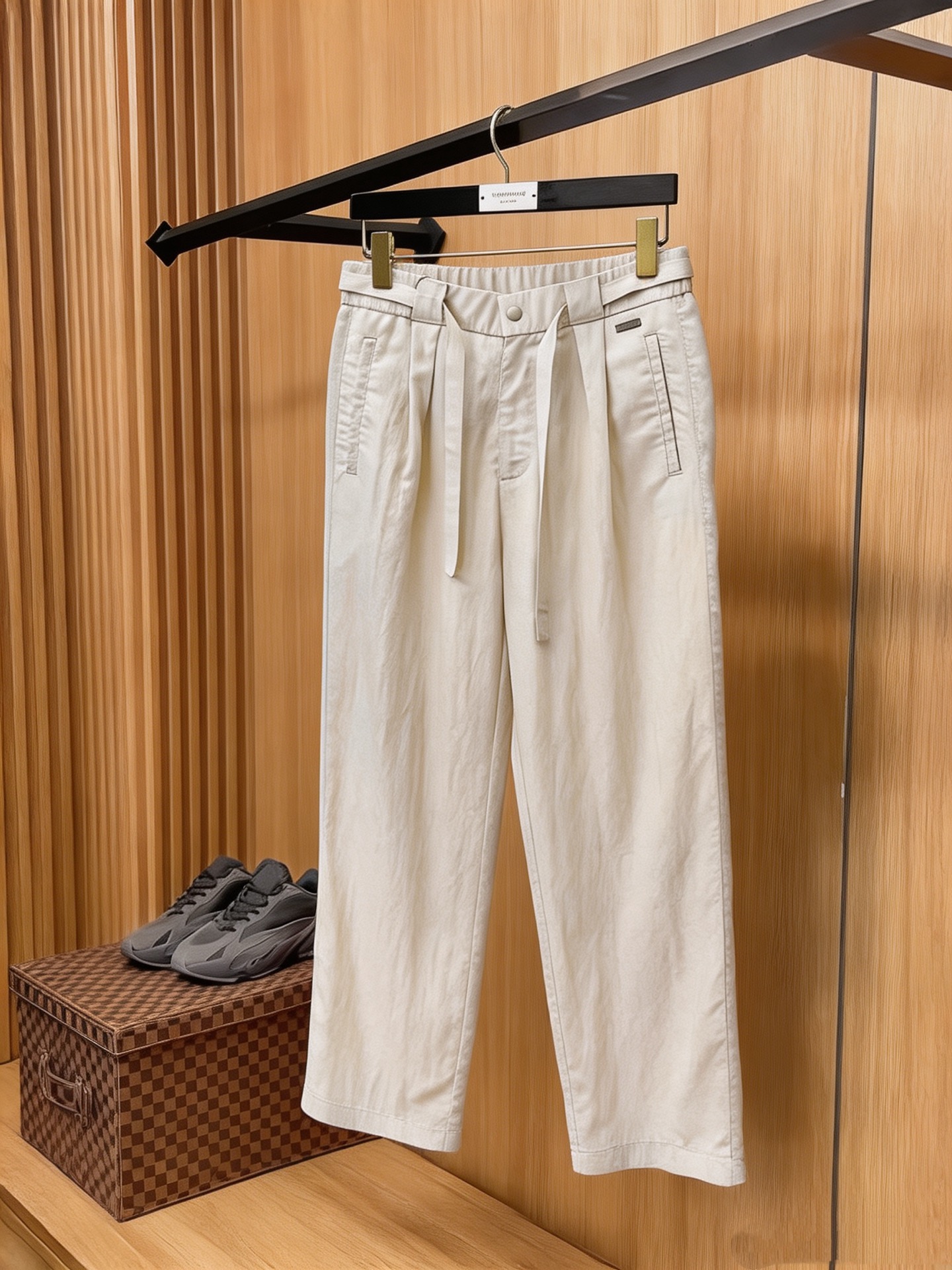 NO:957661,LP casual pants, trousers 2026SS spring and summer new style, special fabric for advanced custom trousers, customized original hardware, heavy craftsmanship, fine lathe wiring, customized fabrics, soft and comfortable, significant texture, exquisite accessories, great upper body effect, complete three standards, standard size M—4XL,,loro piana,19860909LP 休闲裤 西裤2026SS 春夏新款 高级定制裤子专用面料 定制原版五金 重工工艺打造 车工走线精细 定制面料 柔软舒适 质感显著 辅料精美 上身效果超赞 三标齐全 标准尺码M—4XL,,loro piana,,Men's clothing