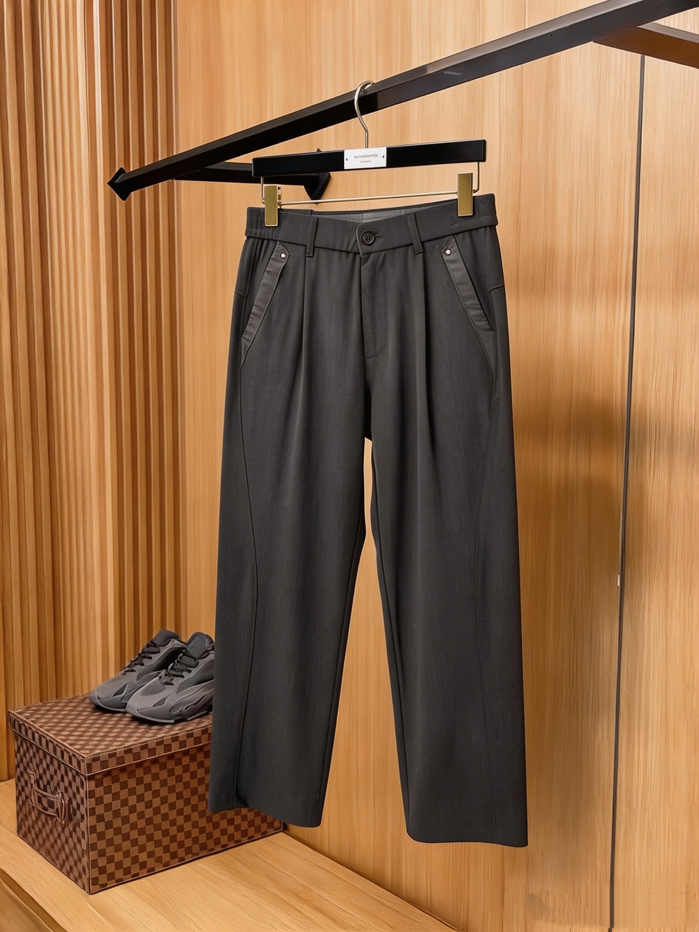 NO:957604,FENDI Fendi casual pants and trousers 2026SS spring and summer new style, special fabric for advanced custom trousers, customized original hardware, heavy craftsmanship, fine turning and routing, customized fabrics, soft and comfortable, significant texture, exquisite accessories, great upper body effect, complete three standards, standard size M—4XL,,fendi,fendi,19860909FENDI 芬迪 休闲裤 西裤2026SS 春夏新款 高级定制裤子专用面料 定制原版五金 重工工艺打造 车工走线精细 定制面料 柔软舒适 质感显著 辅料精美 上身效果超赞 三标齐全 标准尺码M—4XL,,fendi,fendi,,Men's clothing