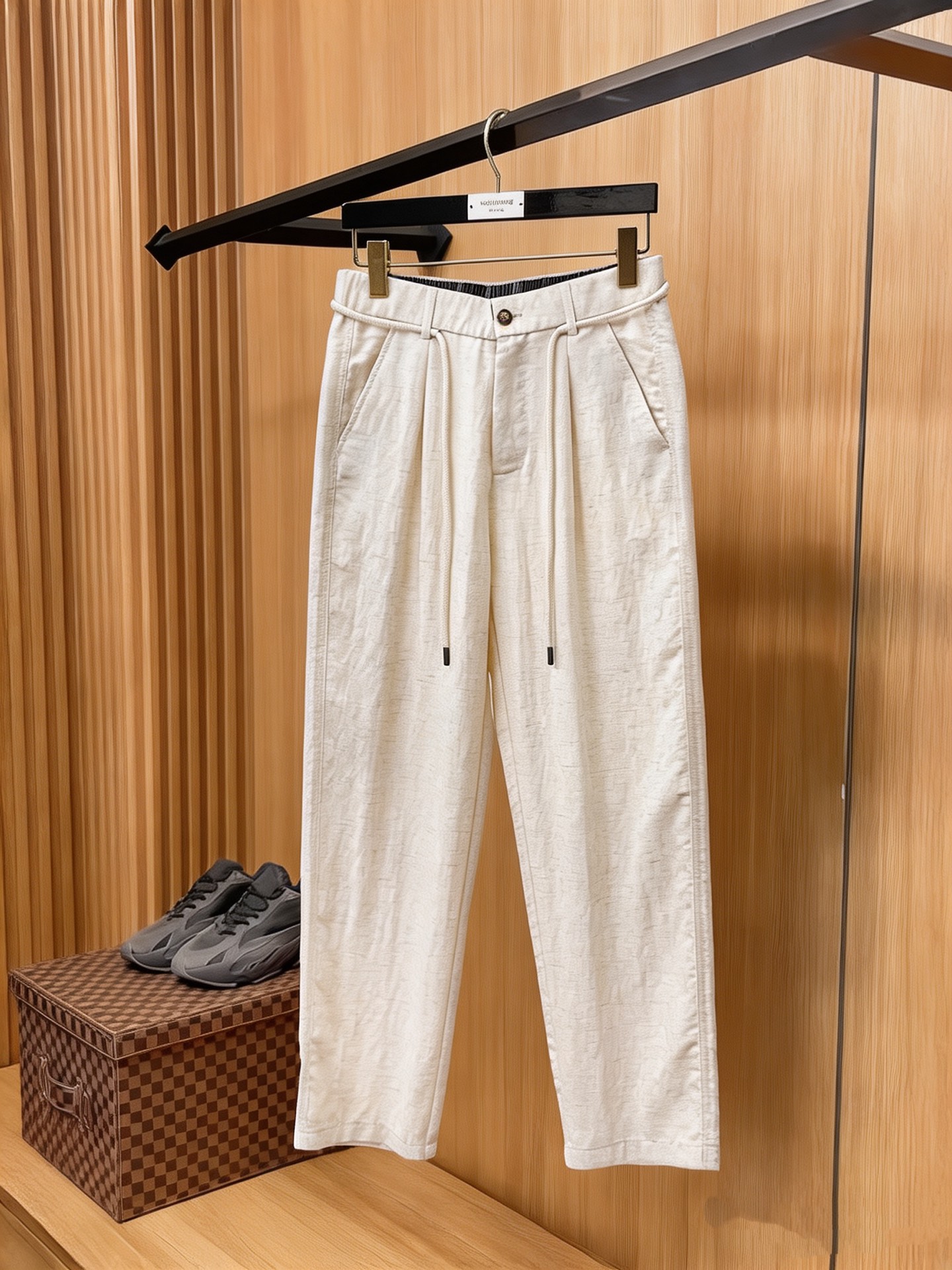 NO:957612,Givenchy casual pants and trousers 2026SS spring and summer new style, special fabric for advanced custom pants, customized original hardware, heavy craftsmanship, fine turning and routing, customized fabrics, soft and comfortable, significant texture, exquisite accessories, great upper body effect, complete three standards, standard size M—4XL,,givenchy,19860909纪梵希 休闲裤 西裤2026SS 春夏新款 高级定制裤子专用面料 定制原版五金 重工工艺打造 车工走线精细 定制面料 柔软舒适 质感显著 辅料精美 上身效果超赞 三标齐全 标准尺码M—4XL,,givenchy,,Men's clothing