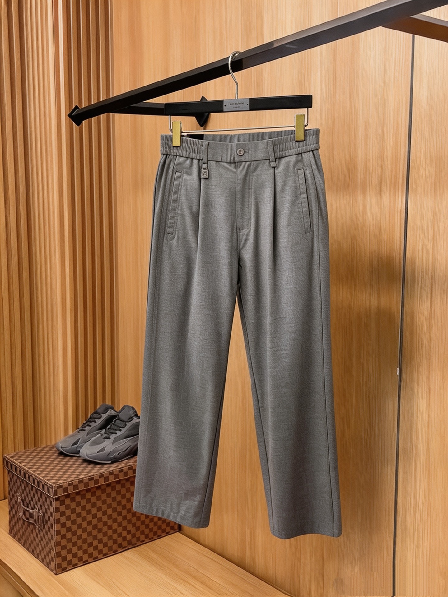 NO:957634,DG casual pants and trousers 2026SS spring and summer new style. Special fabric for advanced custom pants. Customized original hardware. Made with heavy craftsmanship. Fine lathes. Customized fabric. Soft and comfortable. Remarkable texture. Exquisite accessories. Excellent upper body effect. Complete three standards. Standard size M-4XL.19860909DG 休闲裤 西裤2026SS 春夏新款 高级定制裤子专用面料 定制原版五金 重工工艺打造 车工走线精细 定制面料 柔软舒适 质感显著 辅料精美 上身效果超赞 三标齐全 标准尺码M—4XL,,,Men's clothing