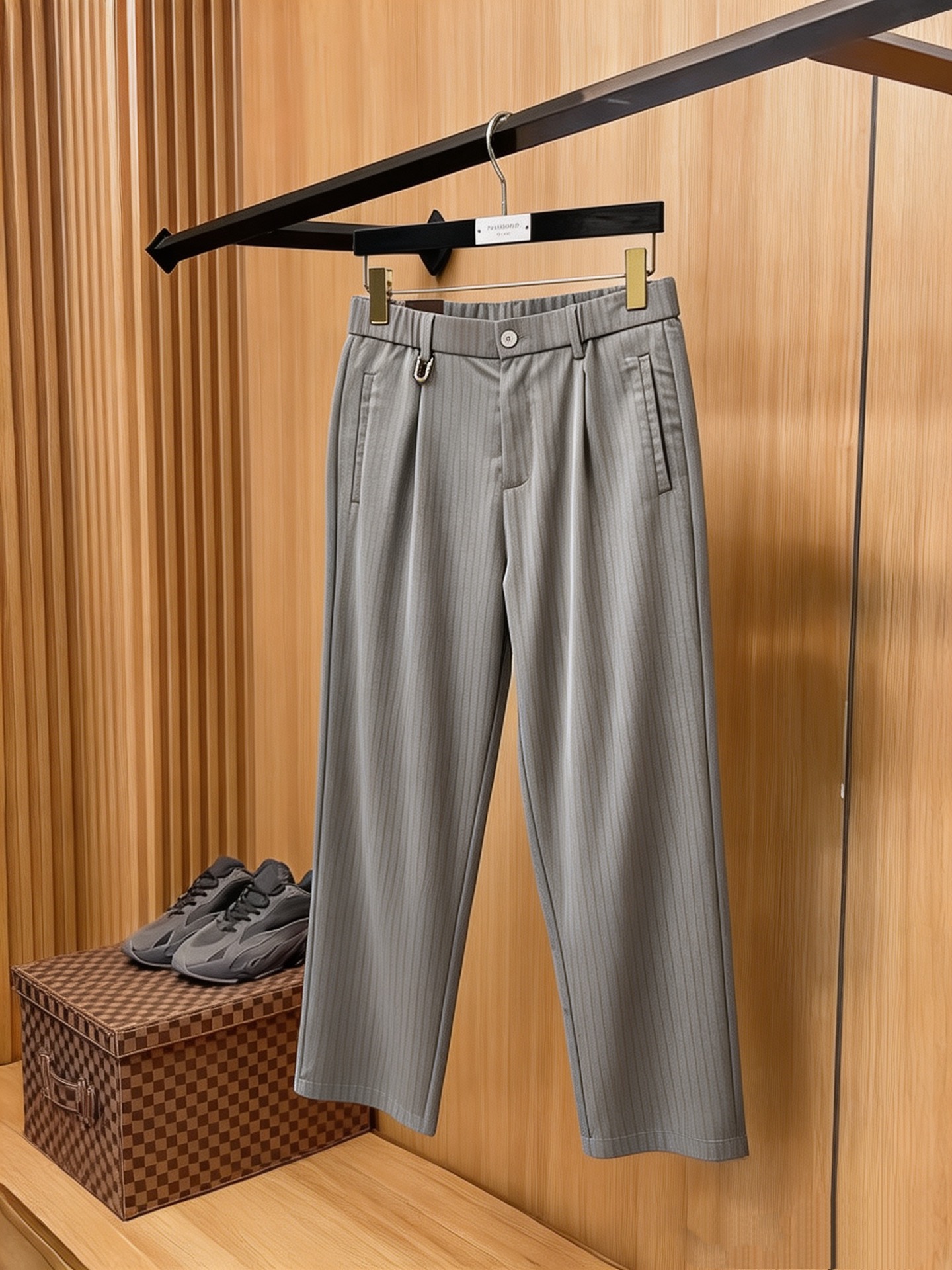 NO:957642,LV casual pants, trousers 2026SS spring and summer new style, special fabric for advanced custom pants, customized original hardware, heavy craftsmanship, fine lathe wiring, customized fabric, soft and comfortable, significant texture, exquisite accessories, great upper body effect, complete three standards, standard size M—4XL,, louis vuitton,19860909LV 休闲裤 西裤2026SS 春夏新款 高级定制裤子专用面料 定制原版五金 重工工艺打造 车工走线精细 定制面料 柔软舒适 质感显著 辅料精美 上身效果超赞 三标齐全 标准尺码M—4XL,,louis vuitton,,Men's clothing
