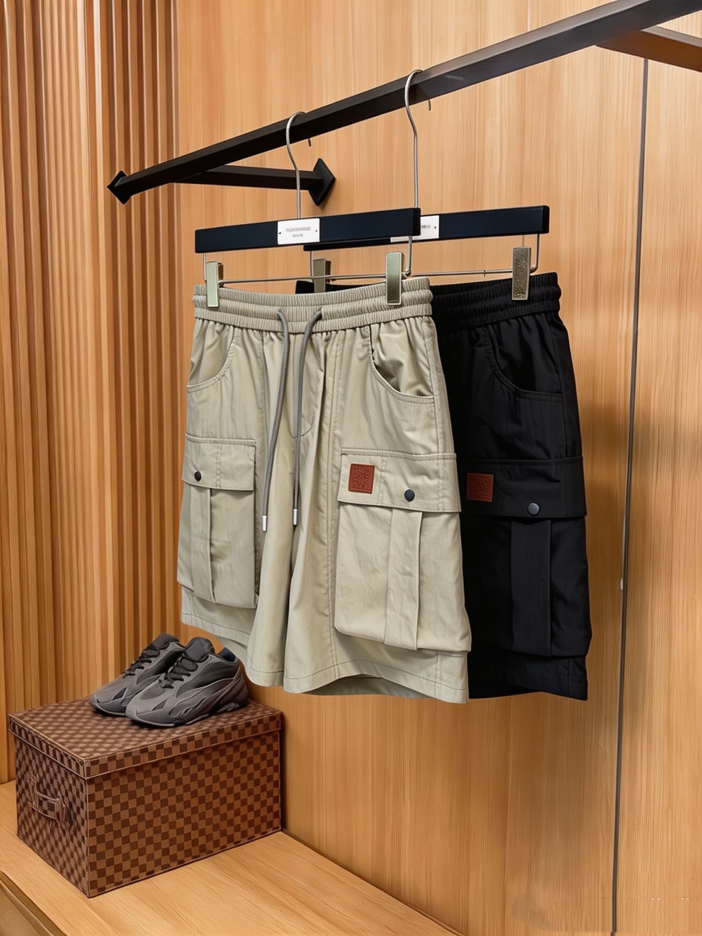 NO:958801,Loewe 26ss new summer men's casual work shorts, advanced custom-made summer-specific technical quick-drying breathable fabric, with high breathability and comfort, impeccable details, customized development of accessories, what you see is what you get, reflecting high quality. It feels delicate and soft!  Three-dimensional cutting, simple and fashionable, and the upper body shape is awesome!  Size M-4XL,,loewe,shorts,19860909罗意威 26ss夏季新款男士休闲工装短裤 高级定制夏季专用科技速干透气面料 透气舒适度高,细节无可挑剔,辅料定制开发,所见即所得,体现高品质.手感细腻柔软！立体裁剪,简单时尚,上身版型超赞！码数M-4XL,,loewe,shorts,,Men's clothing