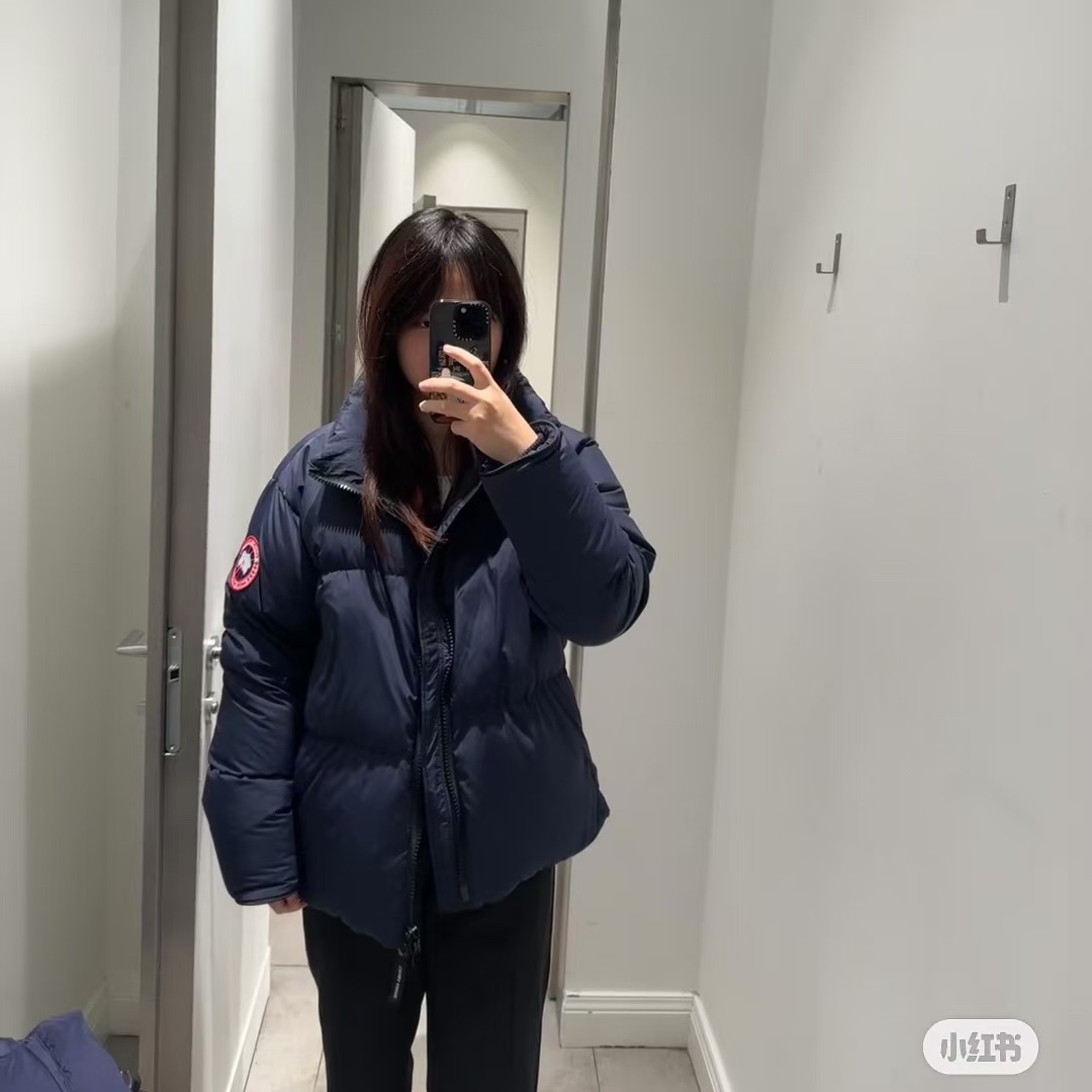 Classic black Canada Goose Lawrence jacket, stylish and warm with 90% duck feather filling. Water-resistant and fashionable.-Big cat