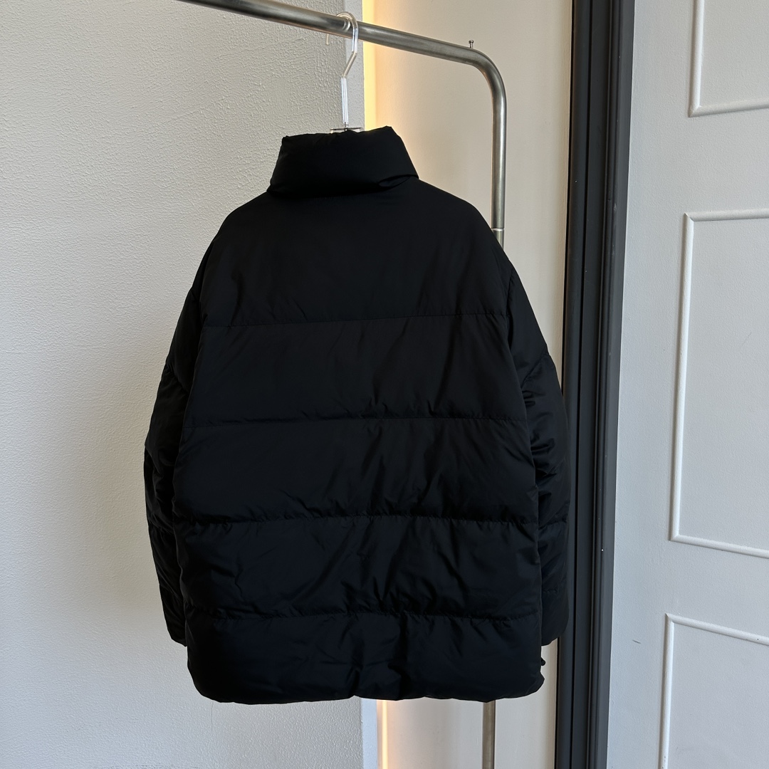 Guangzhou high-end Burberry reversible plaid down jacket, unisex. Vintage plaid & black silicone logo, waterproof, 90% white goose down, slim fit. Sizes: M/L/XL/XXL.-Big cat
