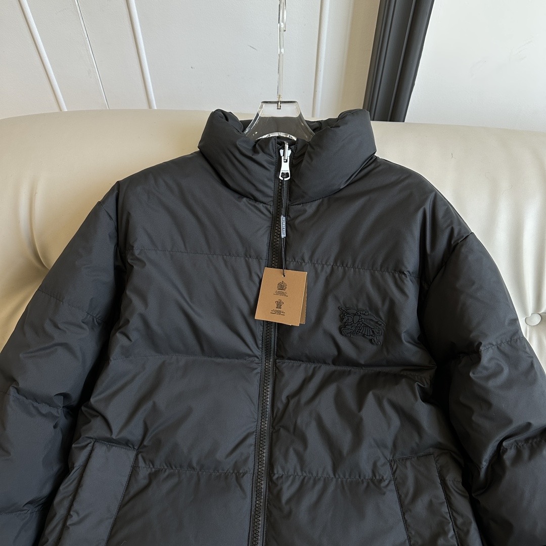 Guangzhou high-end Burberry reversible plaid down jacket, unisex. Vintage plaid & solid black, waterproof, 90% white goose down, slim fit. Sizes: M/L/XL/XXL.-Big cat