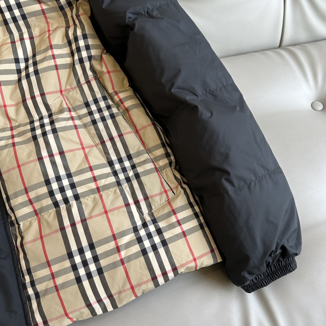 Guangzhou high-end Burberry reversible plaid down jacket, unisex. Vintage plaid & solid black, waterproof, 90% white goose down, slim fit. Sizes: M/L/XL/XXL.-Big cat