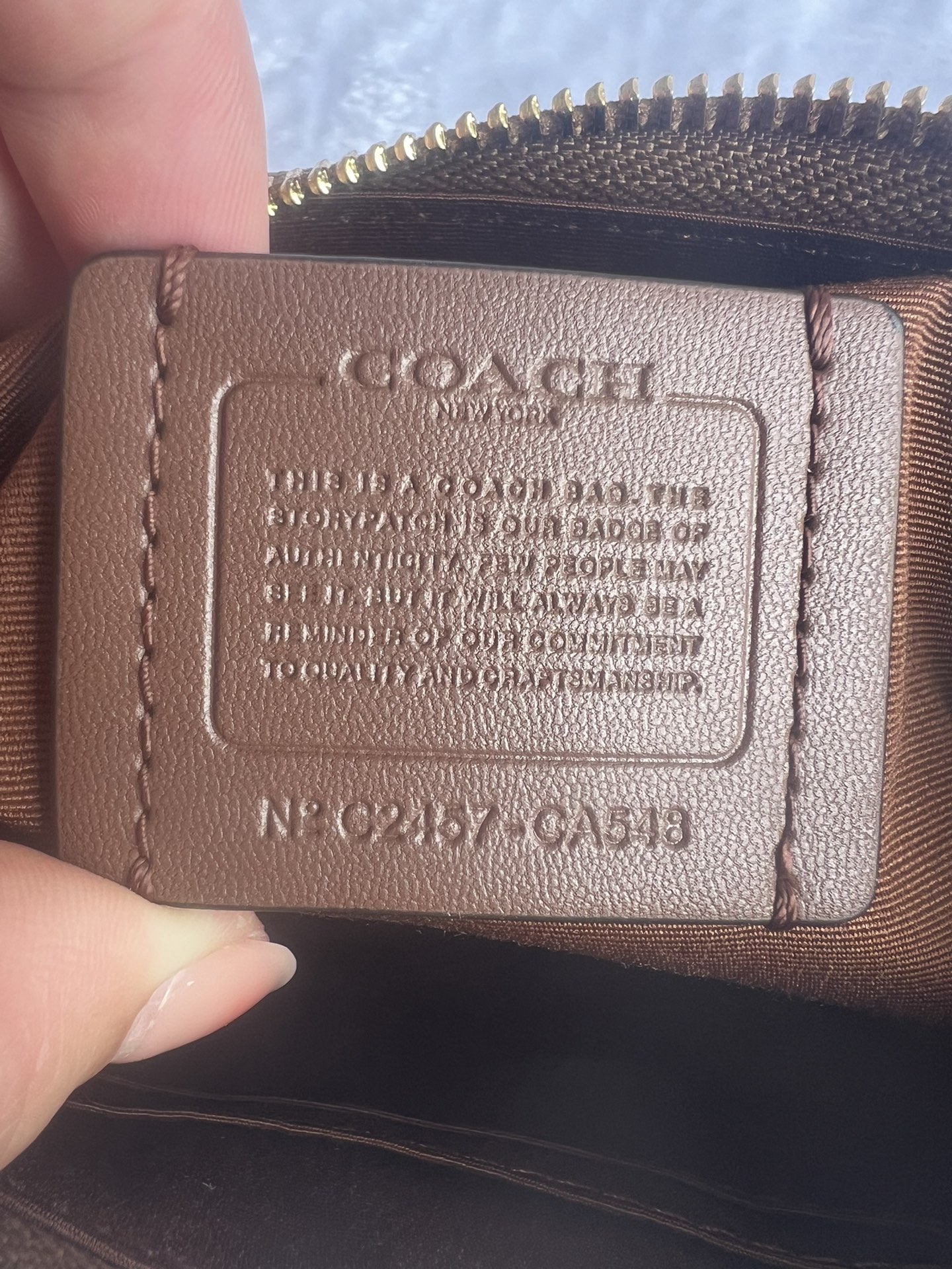 纯原COACH/蔻驰 CA548奶茶色
经典标志TERI单肩包PVC配皮单肩斜挎腋下包手提包
高颜值，牛皮材质超级耐磨。比麻将包大，容量完全满足日常需求。金属配件拼接肩带🉑手拎🉑腋下，配有长肩带🉑斜挎！颜色非常百搭！
尺寸：24.5cm (长) x 15.5cm (高) x 7.5cm (宽)
