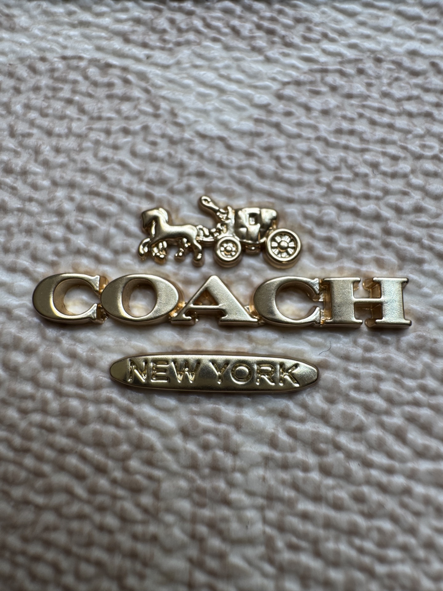 纯原 Coach蔻驰 CW032 香草白
迷你City托特，设计简约时尚，经典C字料搭配牛皮材质，质感十足，无论休闲风还是优雅风都能轻松hold住，不仅颜值高，还实用好搭配，封闭式拉链 安全感拉满，配有帆布款肩带，可以斜挎和手拎，减龄必备款。
尺寸：15.5×8.5×14cm