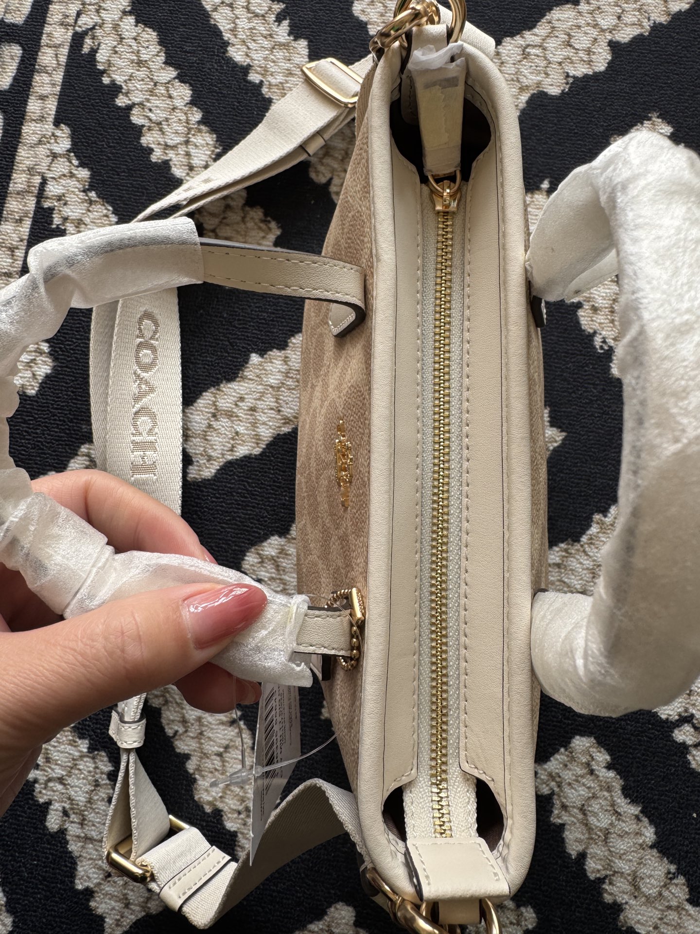 纯原 Coach蔻驰 CW032 香草白
迷你City托特，设计简约时尚，经典C字料搭配牛皮材质，质感十足，无论休闲风还是优雅风都能轻松hold住，不仅颜值高，还实用好搭配，封闭式拉链 安全感拉满，配有帆布款肩带，可以斜挎和手拎，减龄必备款。
尺寸：15.5×8.5×14cm