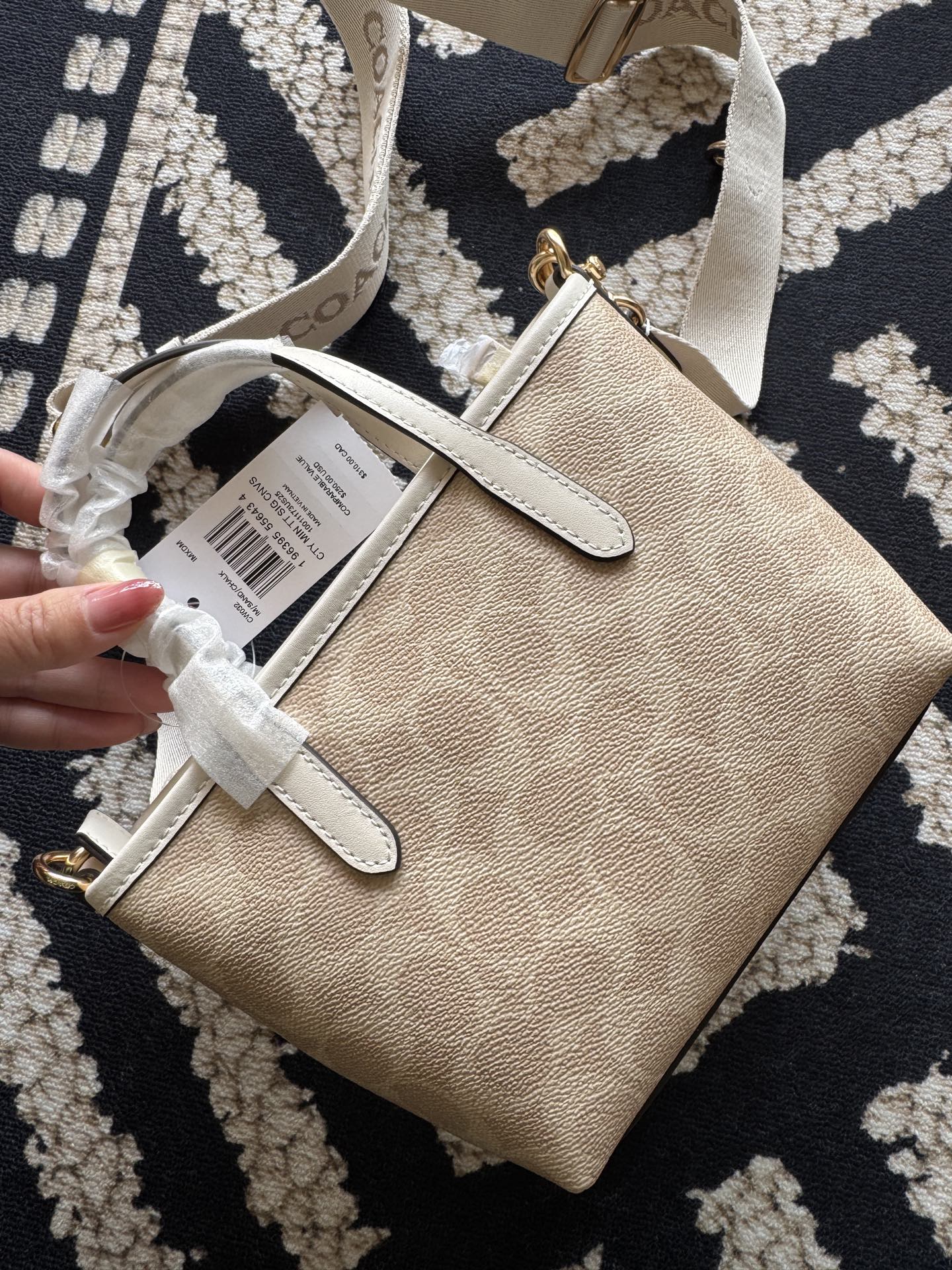 纯原 Coach蔻驰 CW032 香草白
迷你City托特，设计简约时尚，经典C字料搭配牛皮材质，质感十足，无论休闲风还是优雅风都能轻松hold住，不仅颜值高，还实用好搭配，封闭式拉链 安全感拉满，配有帆布款肩带，可以斜挎和手拎，减龄必备款。
尺寸：15.5×8.5×14cm