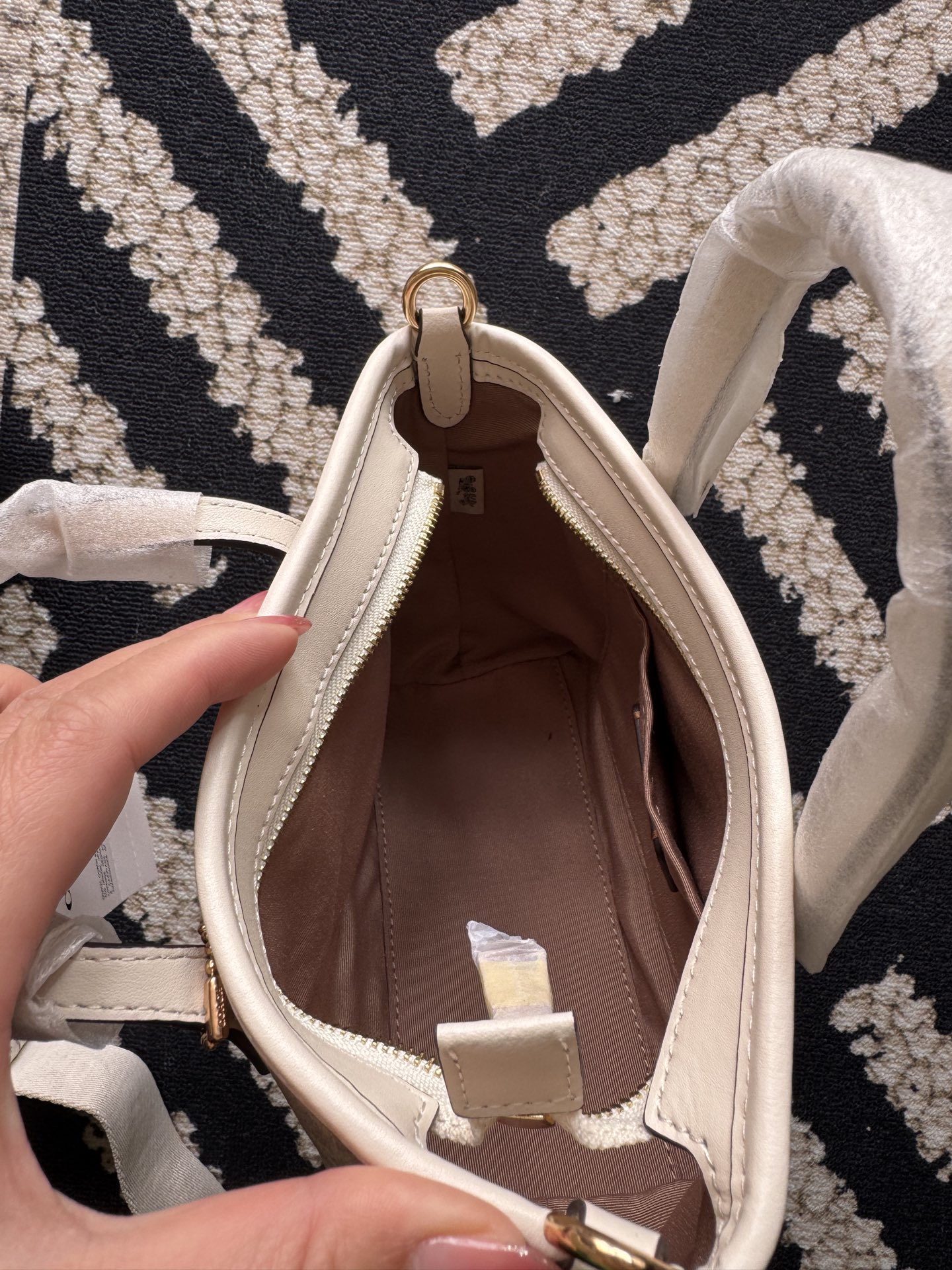 纯原 Coach蔻驰 CW032 香草白
迷你City托特，设计简约时尚，经典C字料搭配牛皮材质，质感十足，无论休闲风还是优雅风都能轻松hold住，不仅颜值高，还实用好搭配，封闭式拉链 安全感拉满，配有帆布款肩带，可以斜挎和手拎，减龄必备款。
尺寸：15.5×8.5×14cm