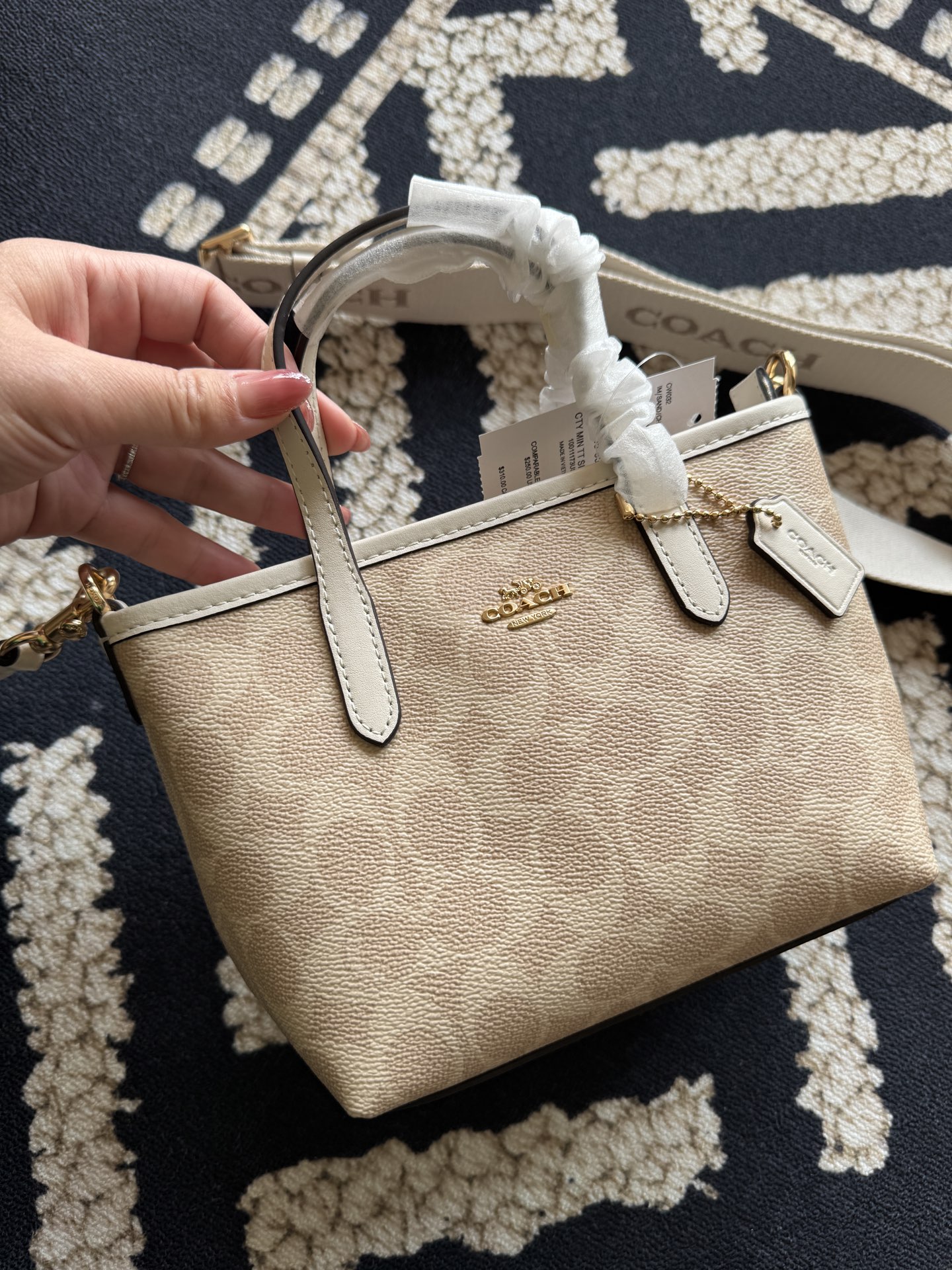 纯原 Coach蔻驰 CW032 香草白
迷你City托特，设计简约时尚，经典C字料搭配牛皮材质，质感十足，无论休闲风还是优雅风都能轻松hold住，不仅颜值高，还实用好搭配，封闭式拉链 安全感拉满，配有帆布款肩带，可以斜挎和手拎，减龄必备款。
尺寸：15.5×8.5×14cm