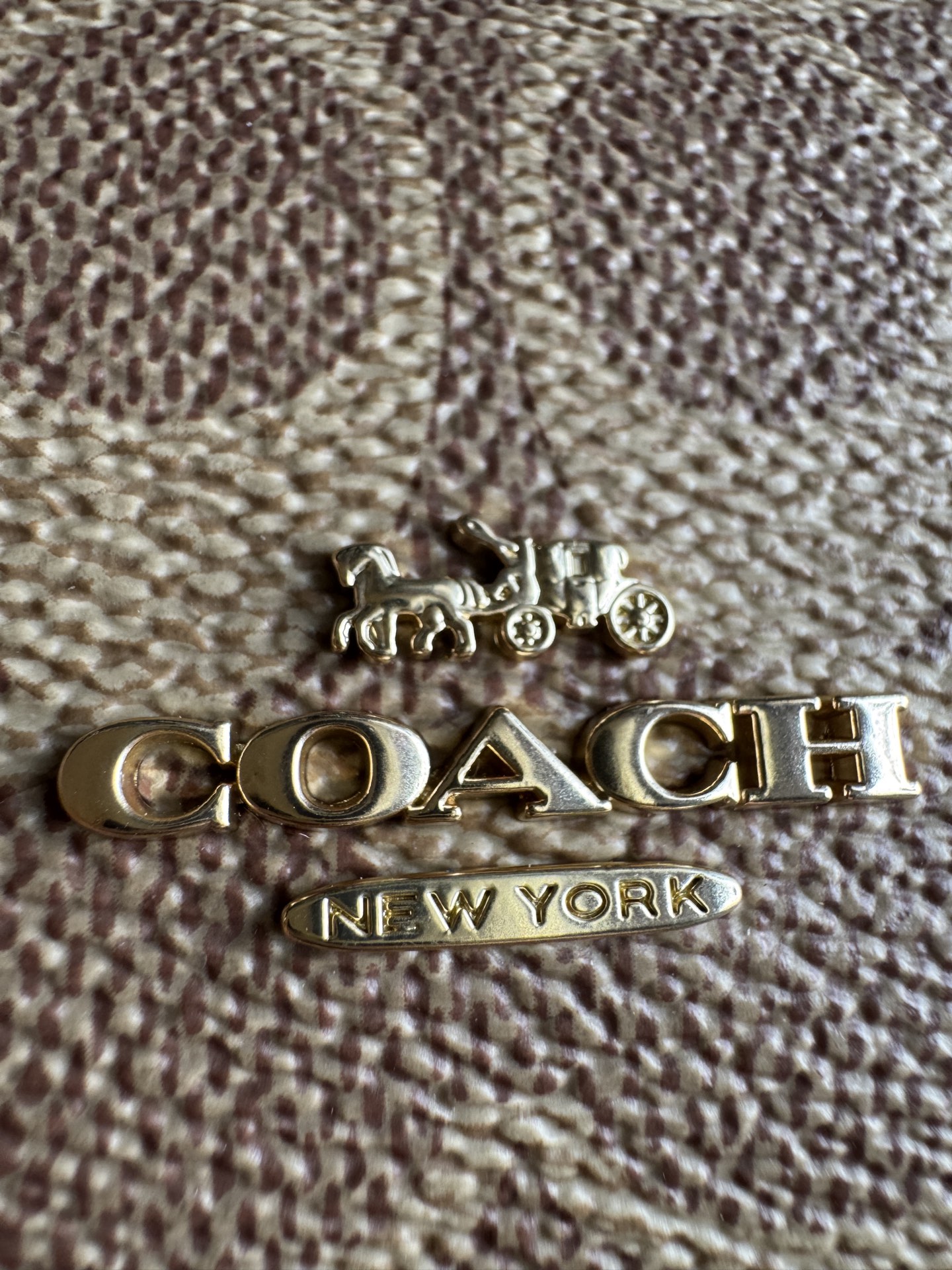 纯原Coach蔻驰 CBH15 Mini laurel
枫叶棕系列流浪包 单肩斜挎包。
🔥的一塌糊涂，依旧是经典老花料配头层牛皮材质，配长短两根肩带，手拎单肩斜挎都可以，慵懒造型，开口弧形设计，颜值与实用性并存，百搭各种风格，好适合夏天的小包，简直是日常出行的神器。
尺寸：20x7x15cm
