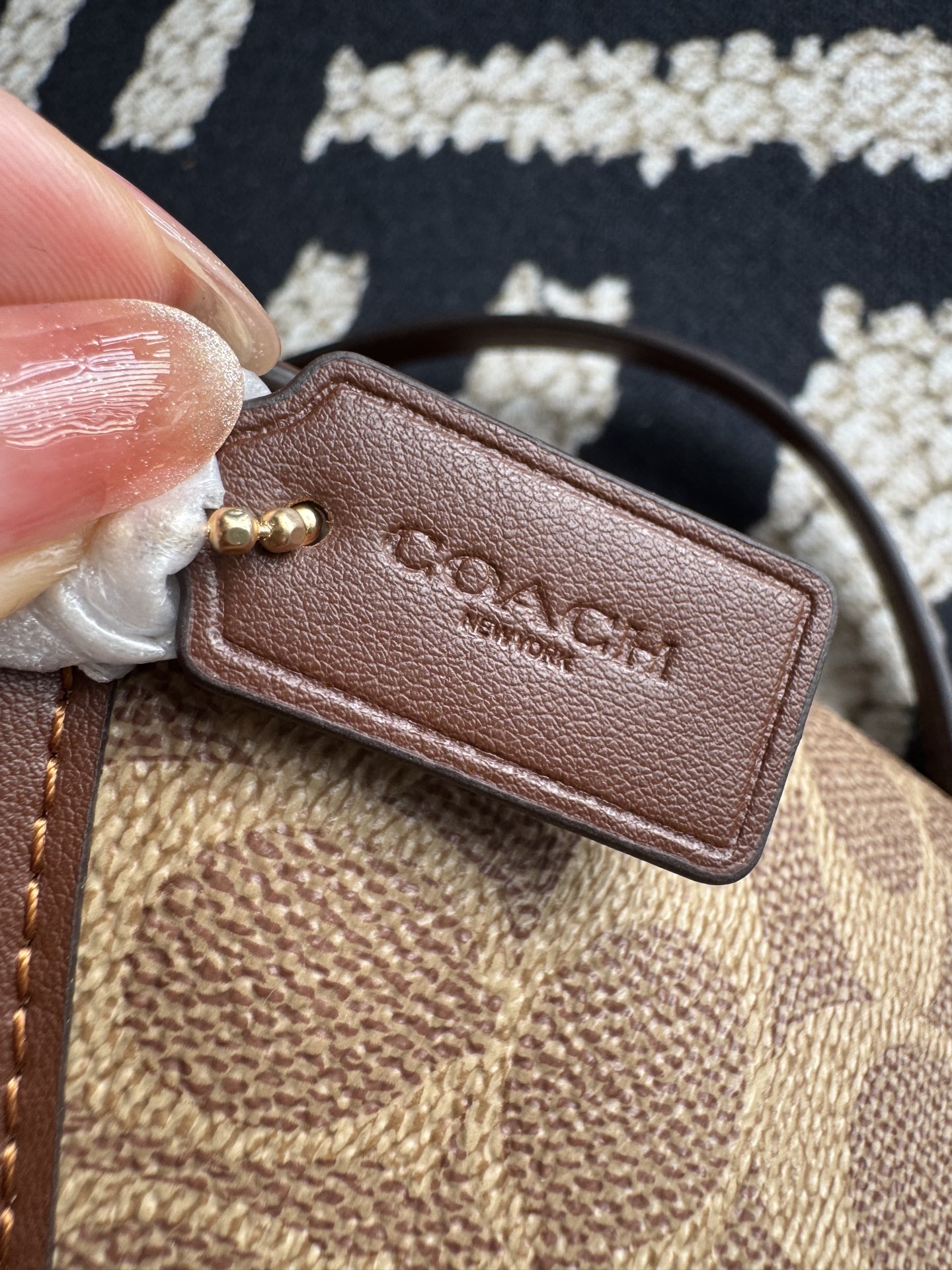 纯原Coach蔻驰 CBH15 Mini laurel
枫叶棕系列流浪包 单肩斜挎包。
🔥的一塌糊涂，依旧是经典老花料配头层牛皮材质，配长短两根肩带，手拎单肩斜挎都可以，慵懒造型，开口弧形设计，颜值与实用性并存，百搭各种风格，好适合夏天的小包，简直是日常出行的神器。
尺寸：20x7x15cm
