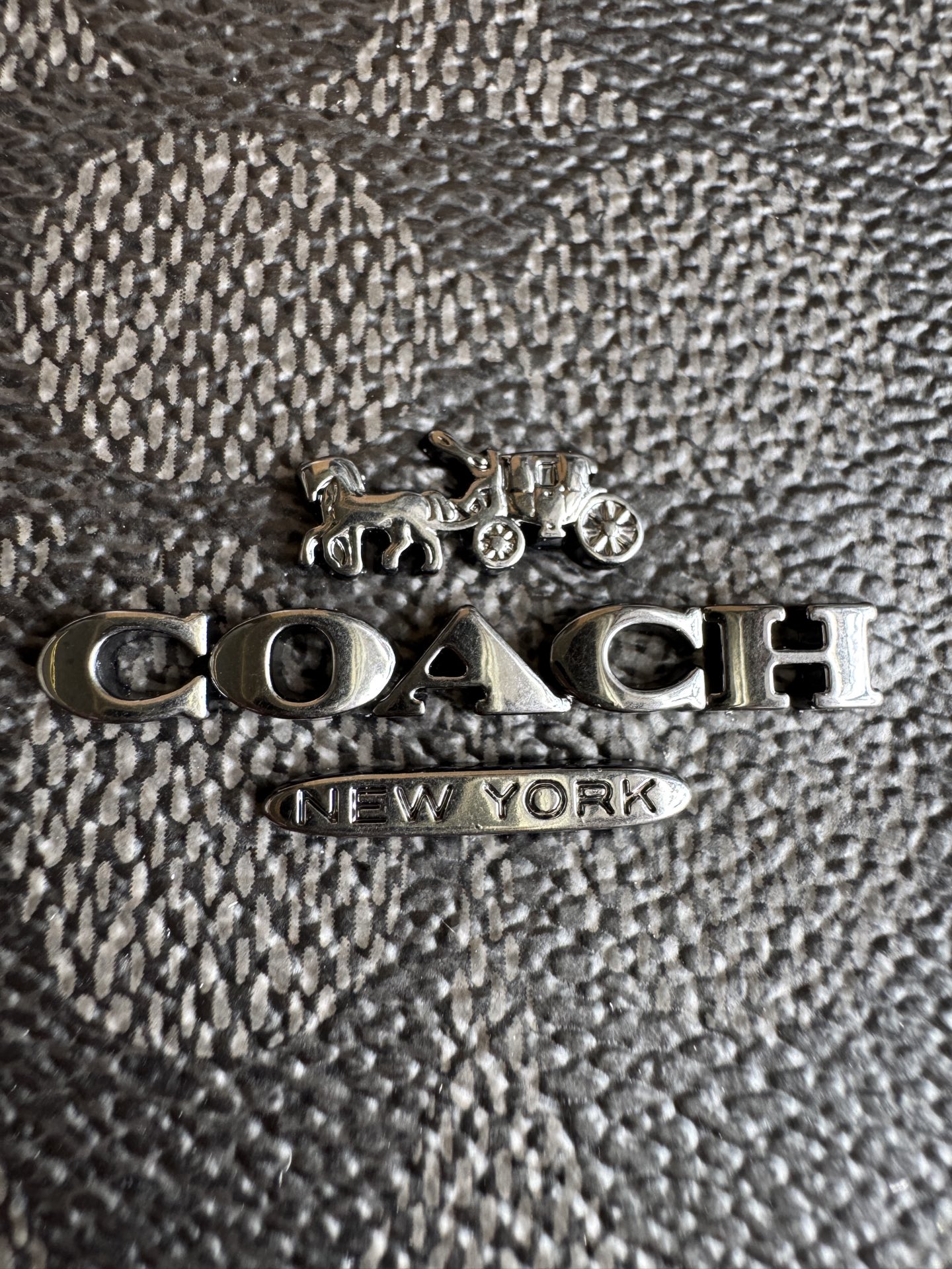 纯原单coach蔻驰 CV976新款，暗标黑灰
真标版本，原厂皮，原厂五金，原厂产地标
最新批次，随便对比，扛把子级别的东西
最新奥莱款  托特包coach的老花图案可以说是非常经典有代表性的一款图案了，而且百搭不挑人。包包采用 PVC配皮CITY 经典标志涂层帆布，带有光滑皮革细节。搭扣款，有带拉链的内袋。尺寸:33长* 29高* 16cm