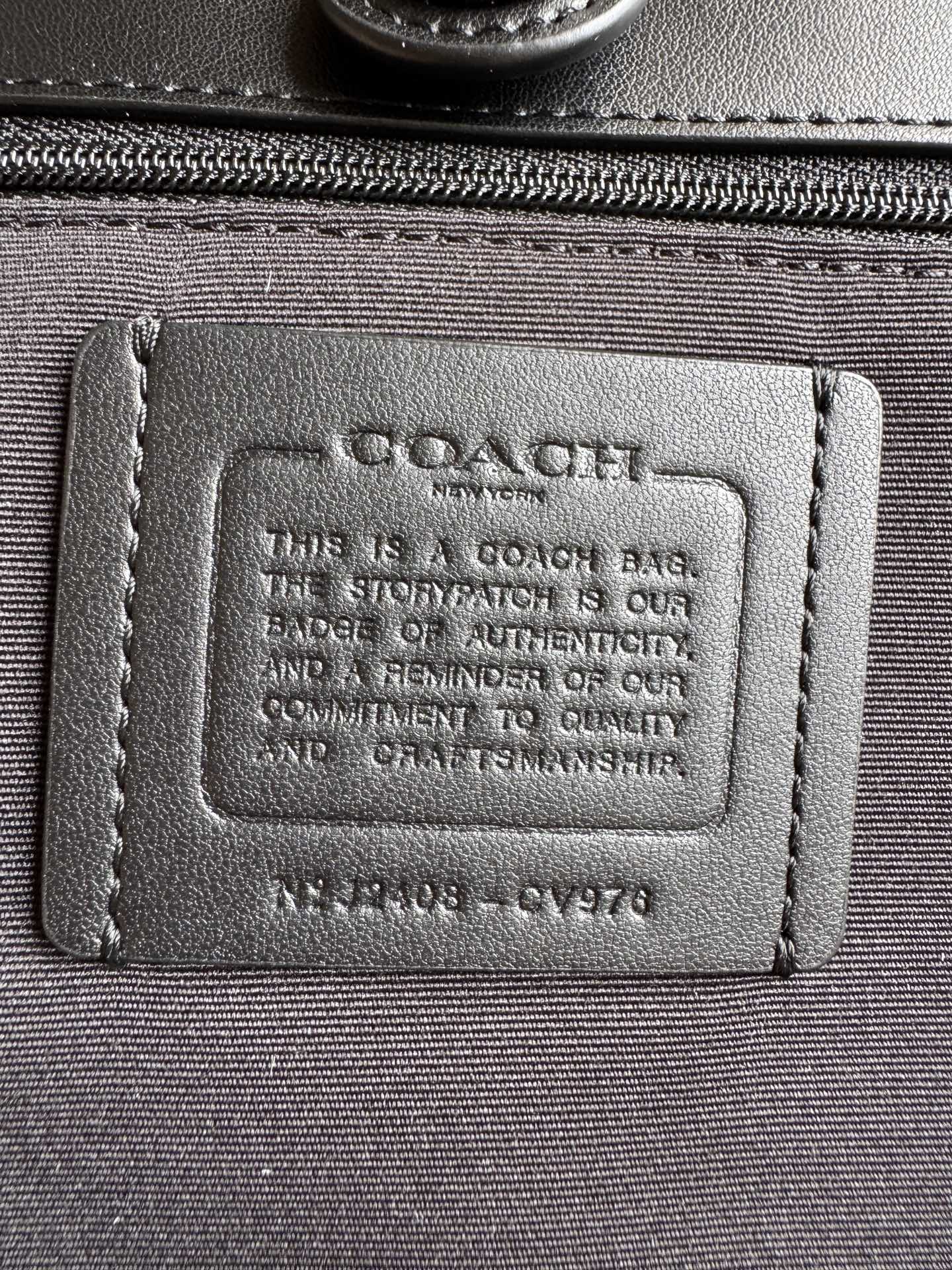 纯原单coach蔻驰 CV976新款，暗标黑灰
真标版本，原厂皮，原厂五金，原厂产地标
最新批次，随便对比，扛把子级别的东西
最新奥莱款  托特包coach的老花图案可以说是非常经典有代表性的一款图案了，而且百搭不挑人。包包采用 PVC配皮CITY 经典标志涂层帆布，带有光滑皮革细节。搭扣款，有带拉链的内袋。尺寸:33长* 29高* 16cm