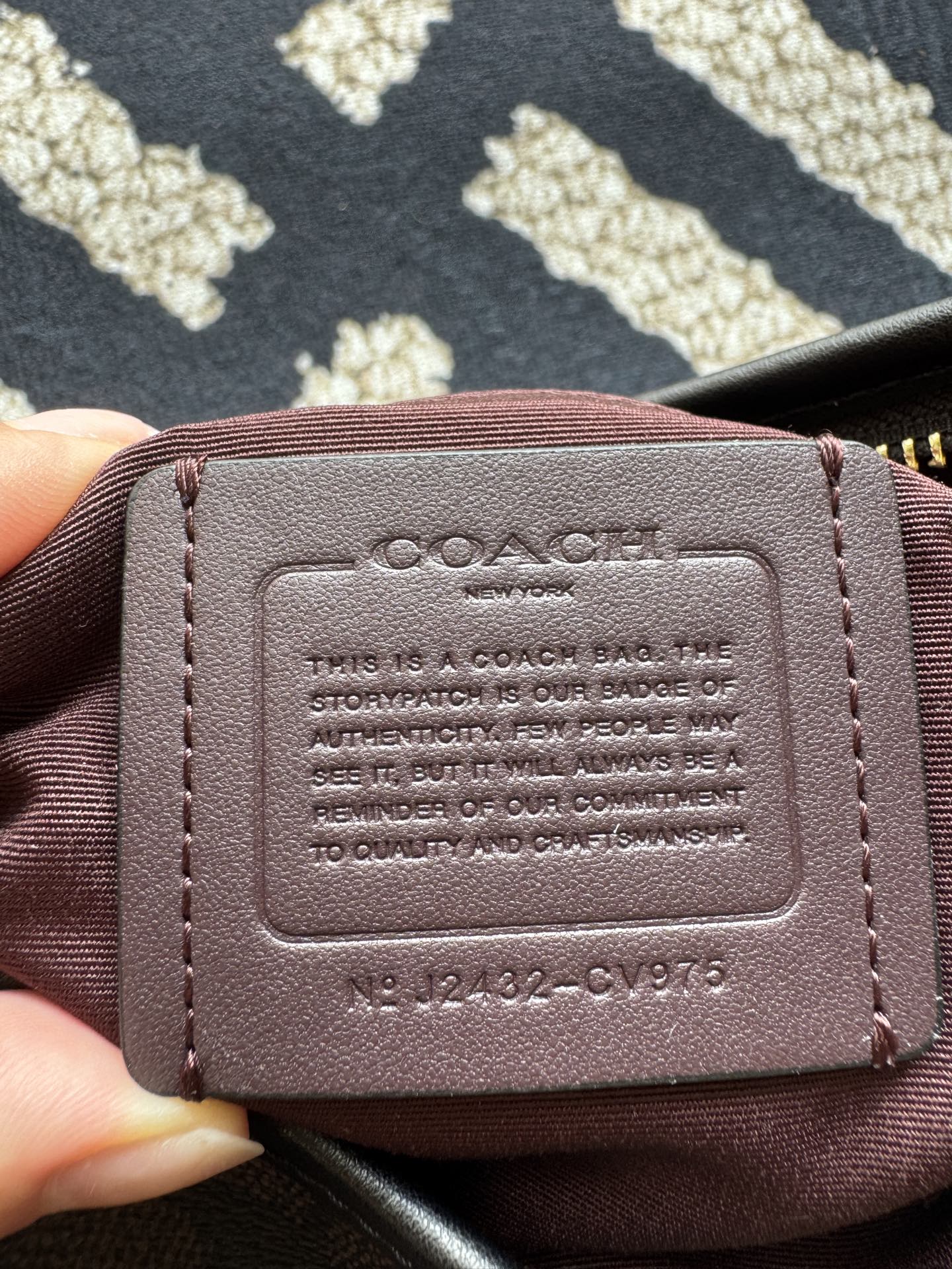 纯原Coach蔻驰 CV975 laurel
黑咖系列流浪包 
天花板品质，随便拿去跟市场的顶级代购级对比，配原厂五金，原厂故事牌，鉴定点都对，是不是好东西自己拿我们的细节图去跟别人的对比，怼细节去比就行
单肩斜挎包。
🔥的一塌糊涂，新款签名涂层老花料配头层牛皮材质，配长短两根肩带，手拎单肩斜挎都可以，慵懒造型，开口弧形设计，容量超大，颜值与实用性并存，四季通用，百搭各种风格，简直是日常出行的神器。
尺寸：28×18×11cm