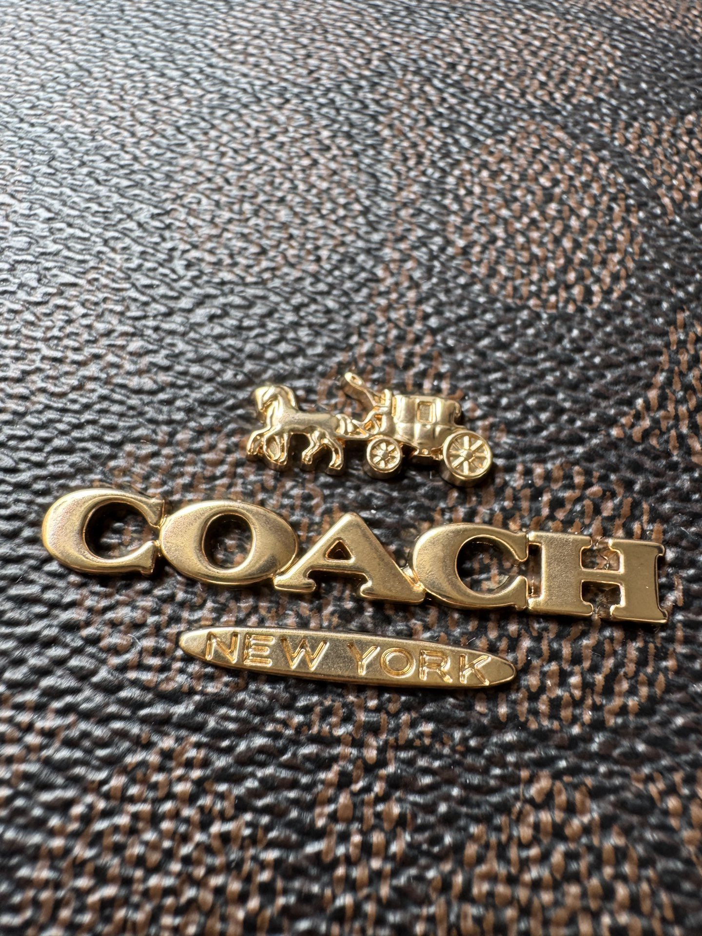 纯原Coach蔻驰 CV975 laurel
黑咖系列流浪包 
天花板品质，随便拿去跟市场的顶级代购级对比，配原厂五金，原厂故事牌，鉴定点都对，是不是好东西自己拿我们的细节图去跟别人的对比，怼细节去比就行
单肩斜挎包。
🔥的一塌糊涂，新款签名涂层老花料配头层牛皮材质，配长短两根肩带，手拎单肩斜挎都可以，慵懒造型，开口弧形设计，容量超大，颜值与实用性并存，四季通用，百搭各种风格，简直是日常出行的神器。
尺寸：28×18×11cm